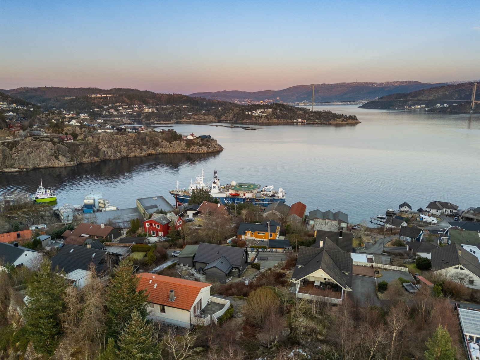 For barna har du Follese Kunstgressbane og Askøyhallen i nærområdet. Galleribilde