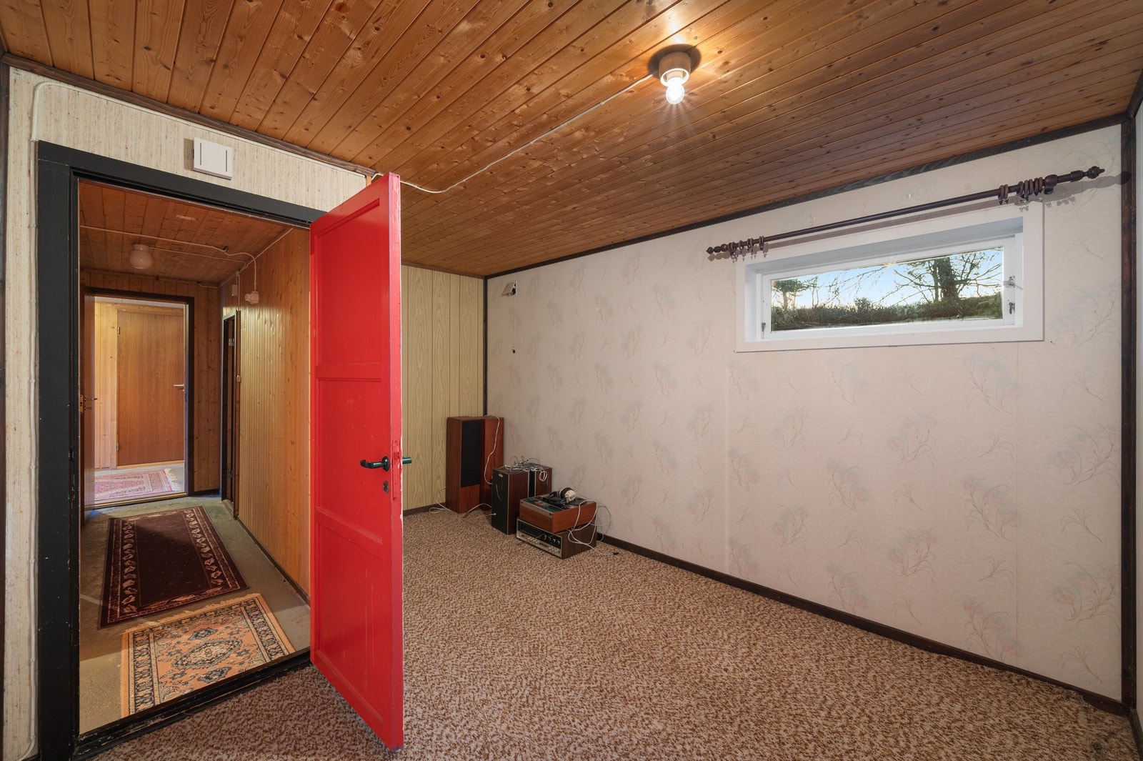 I tillegg er det to boder på henholdsvis 8,4 m² og 4,6 m², som gir rikelig med oppbevaringsplass. Galleribilde