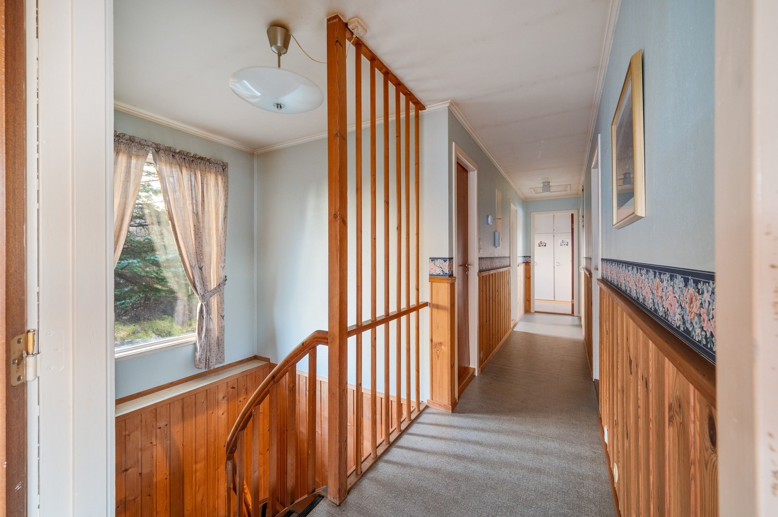 Etasjens gang måler 11,7 m² og leder ned til underetasjen Galleribilde