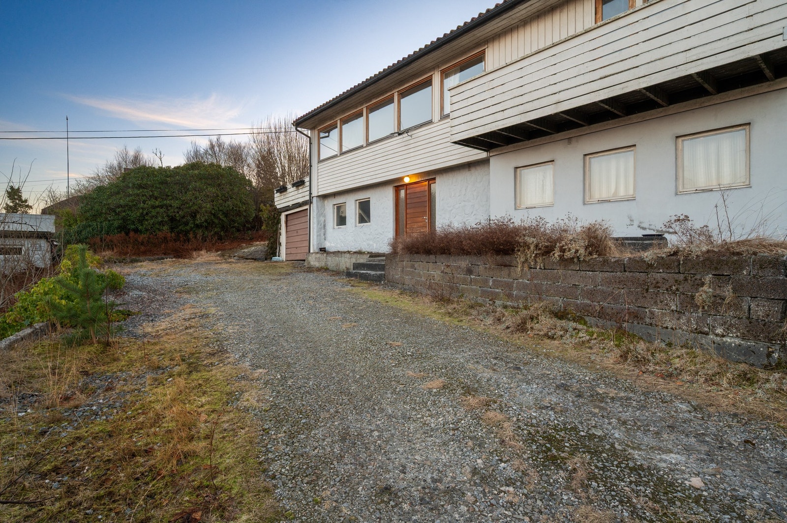 Parkering i garasje og på egen tomt. Galleribilde