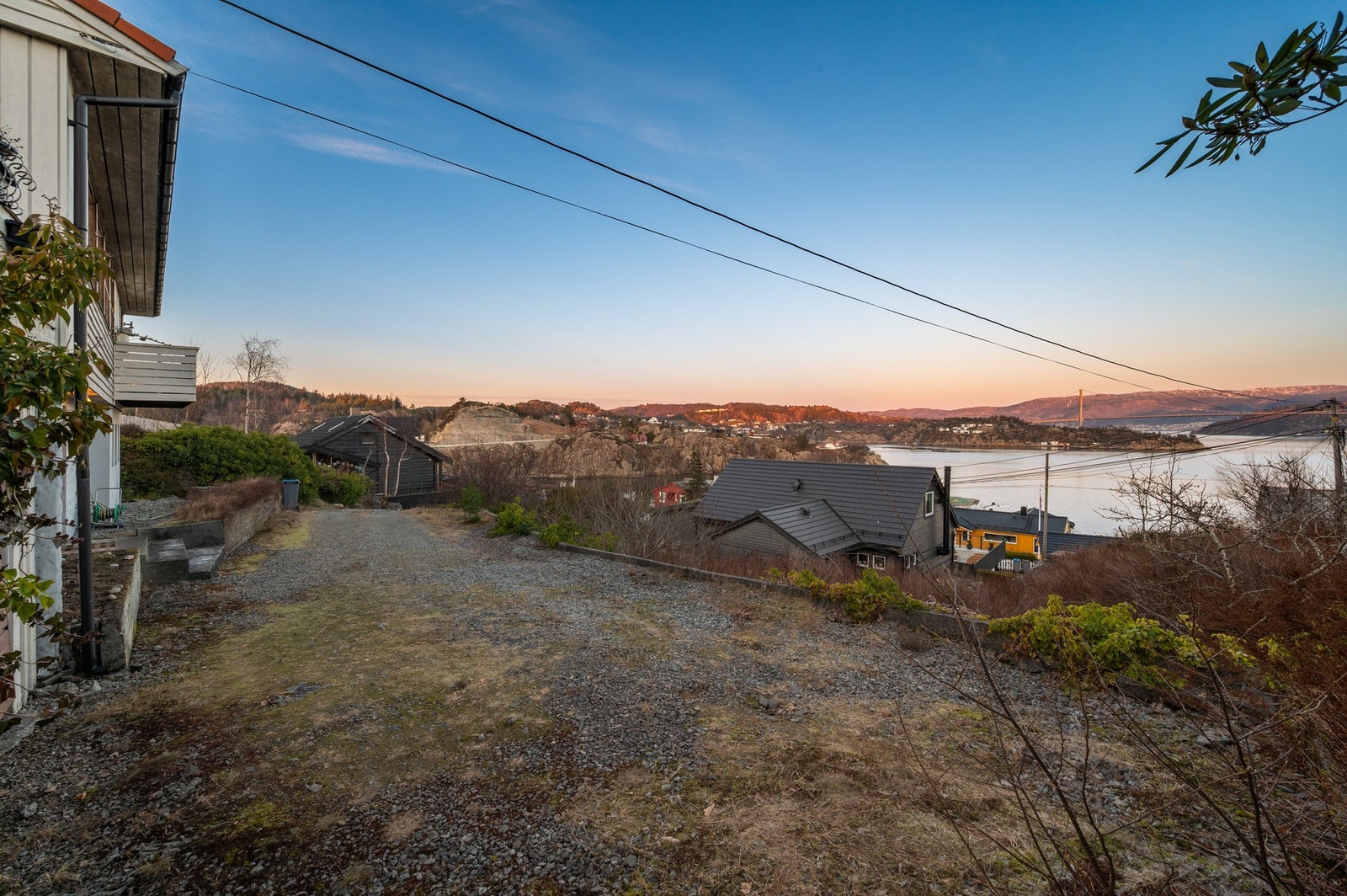 Området fremstår stille og tilbaketrukket, samtidig som det er enkel tilgang til daglige gjøremål og servicetilbud. Galleribilde