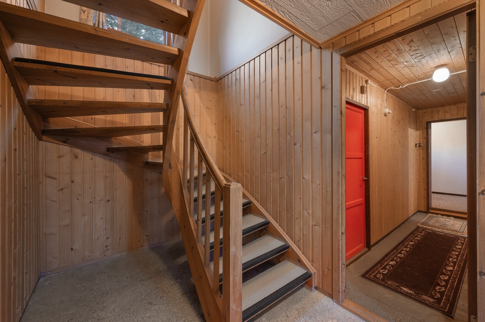 I underetasjen møtes du av en praktisk gang på hele 10,8 m². Galleribilde