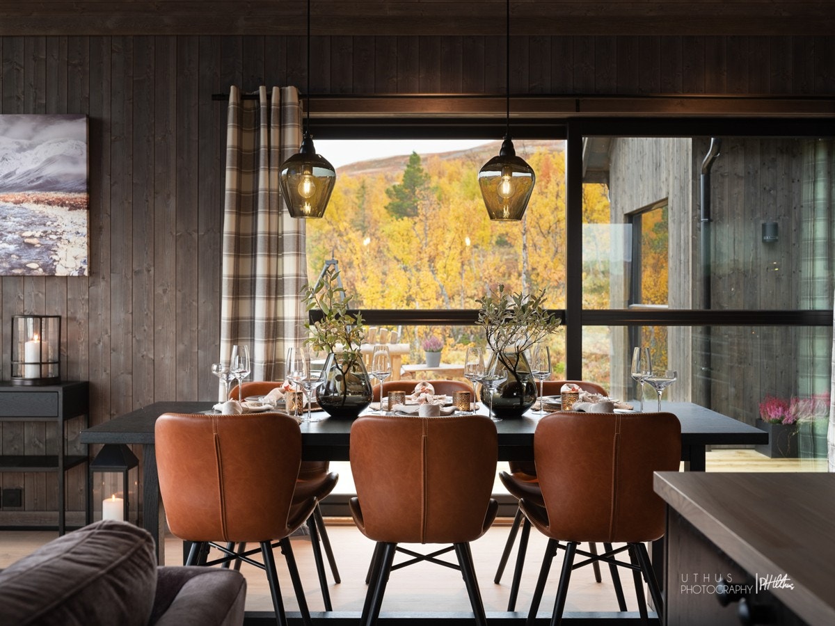 Stor skyvedør ut til verandaen når man ønsker å flytte middagen utendørs på en varm sommerdag Galleribilde