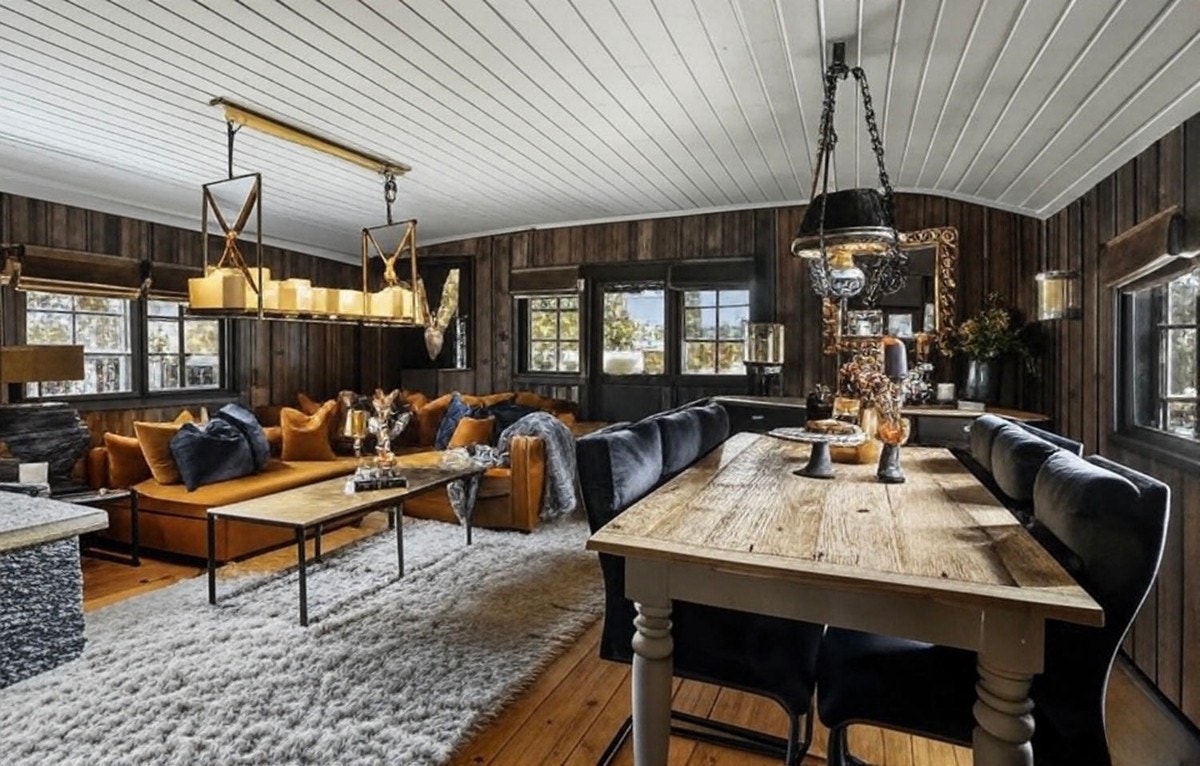 Fin kombinasjon av mørkbeisede vegger og lys himling. Galleribilde