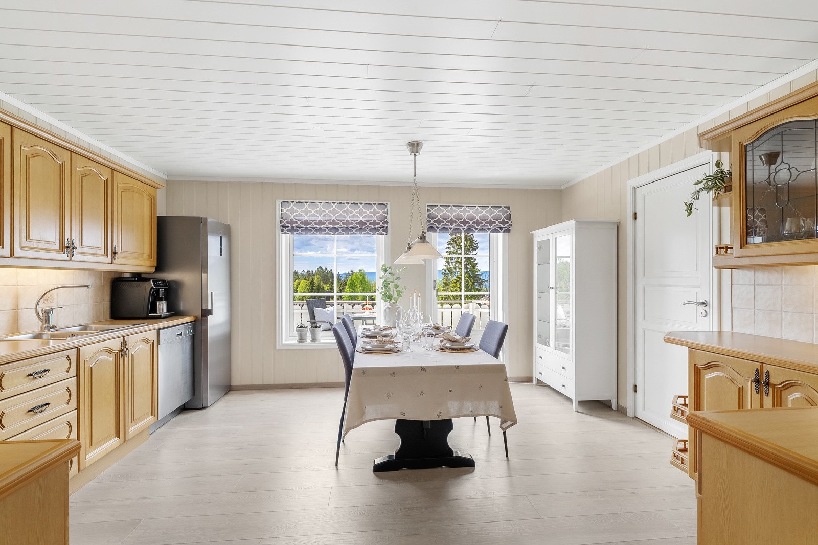 Romslig kjøkken med god plass til spisebord. Galleribilde