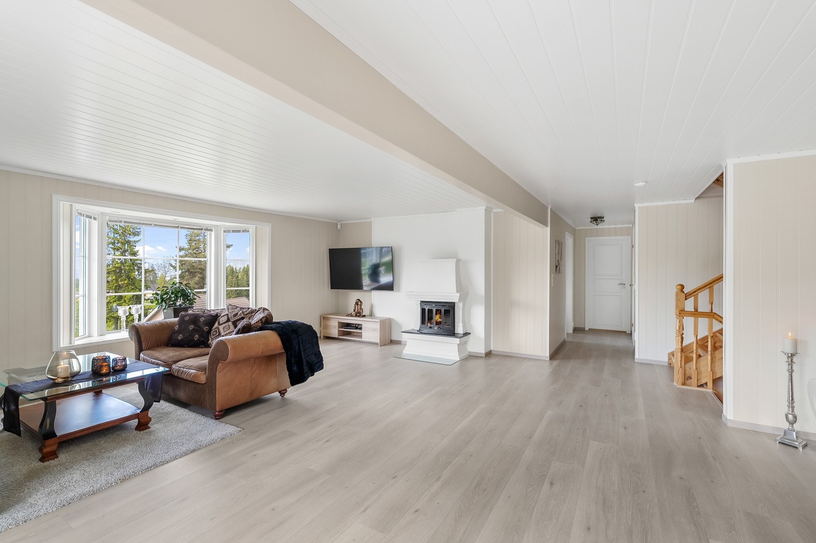 Stuen med laminatgulv, varmefolie og panelplater på vegger og i tak. Galleribilde