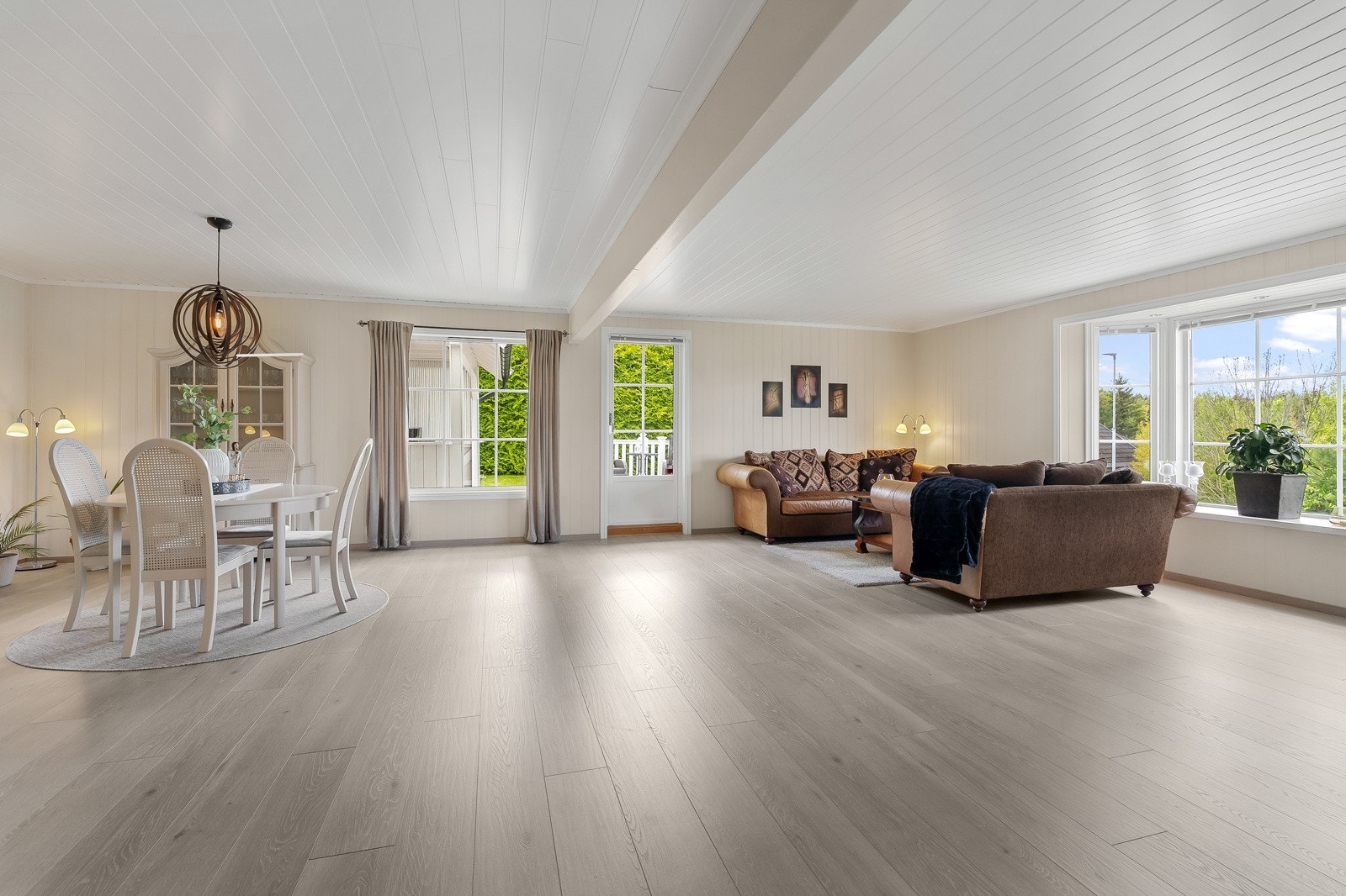 Stuen med utgang til stor veranda. Galleribilde