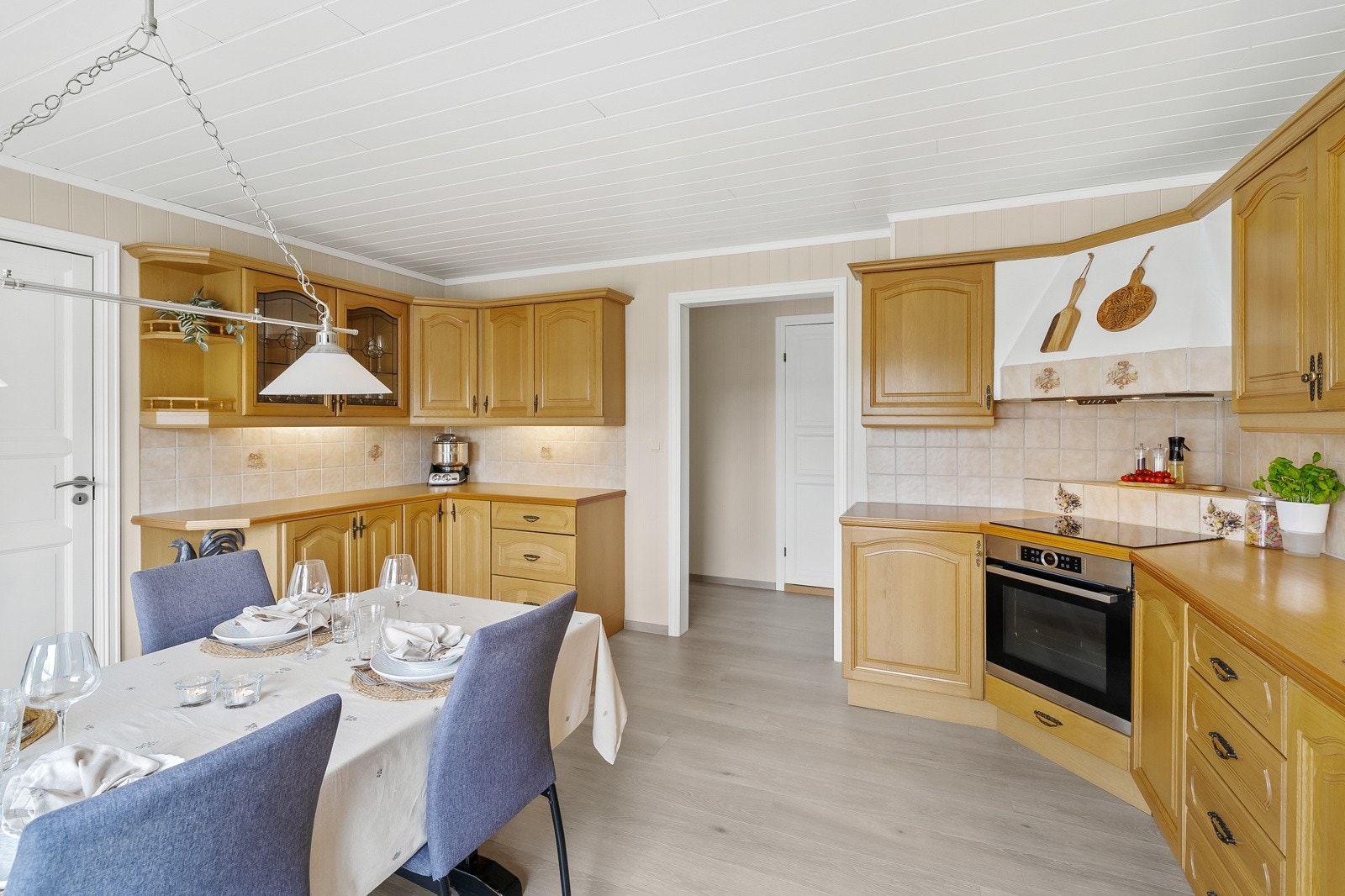 Stort kjøkken med integrert komfyr og platetopp. Det er et spisskammers bak kjøkkenet. Der er det også et stort kjølerom. Galleribilde