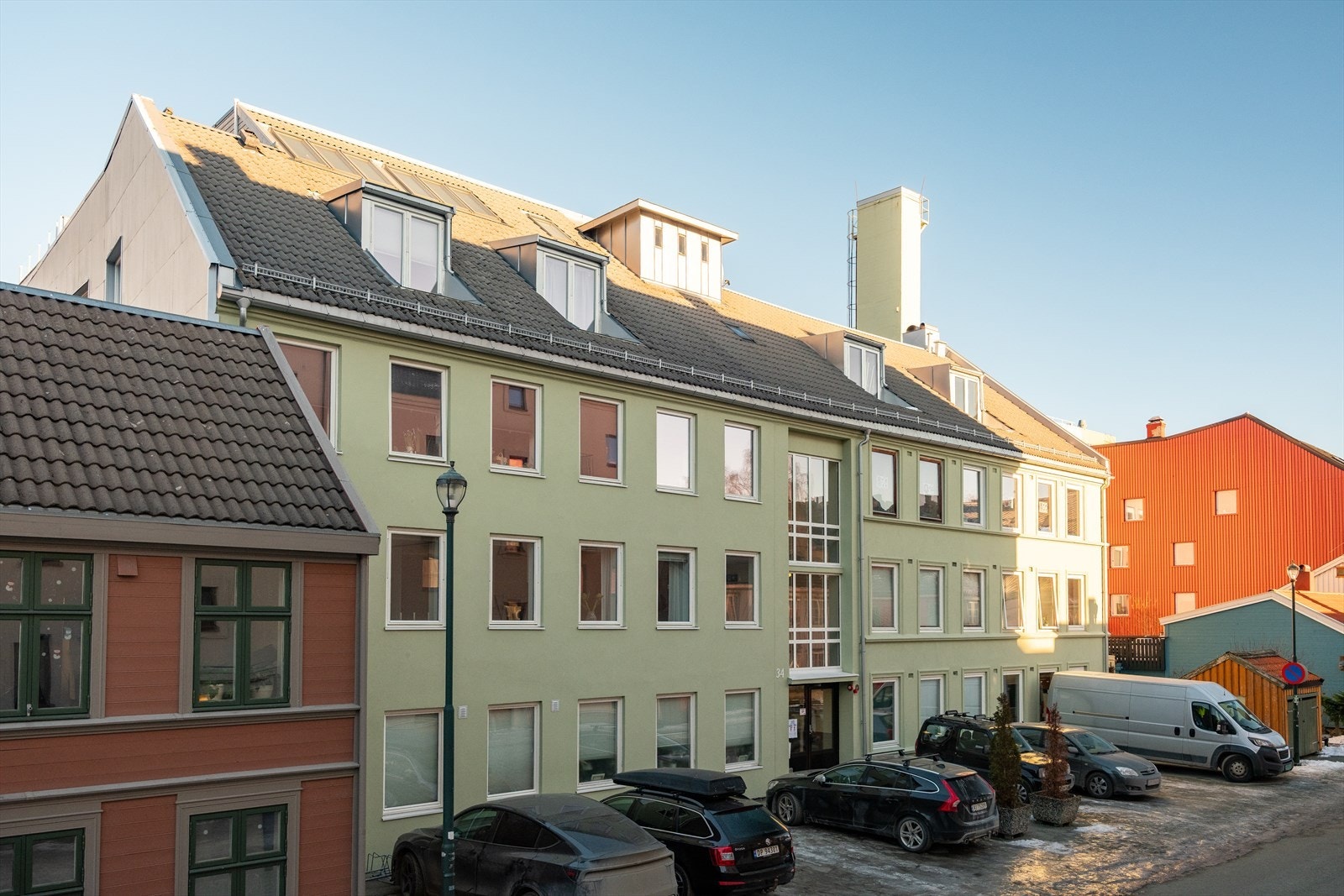 Bygget ble omgjort til leiligheter i 2005, og framstår som svært pent i sitt fargevalg. Velkommen til visning! Galleribilde