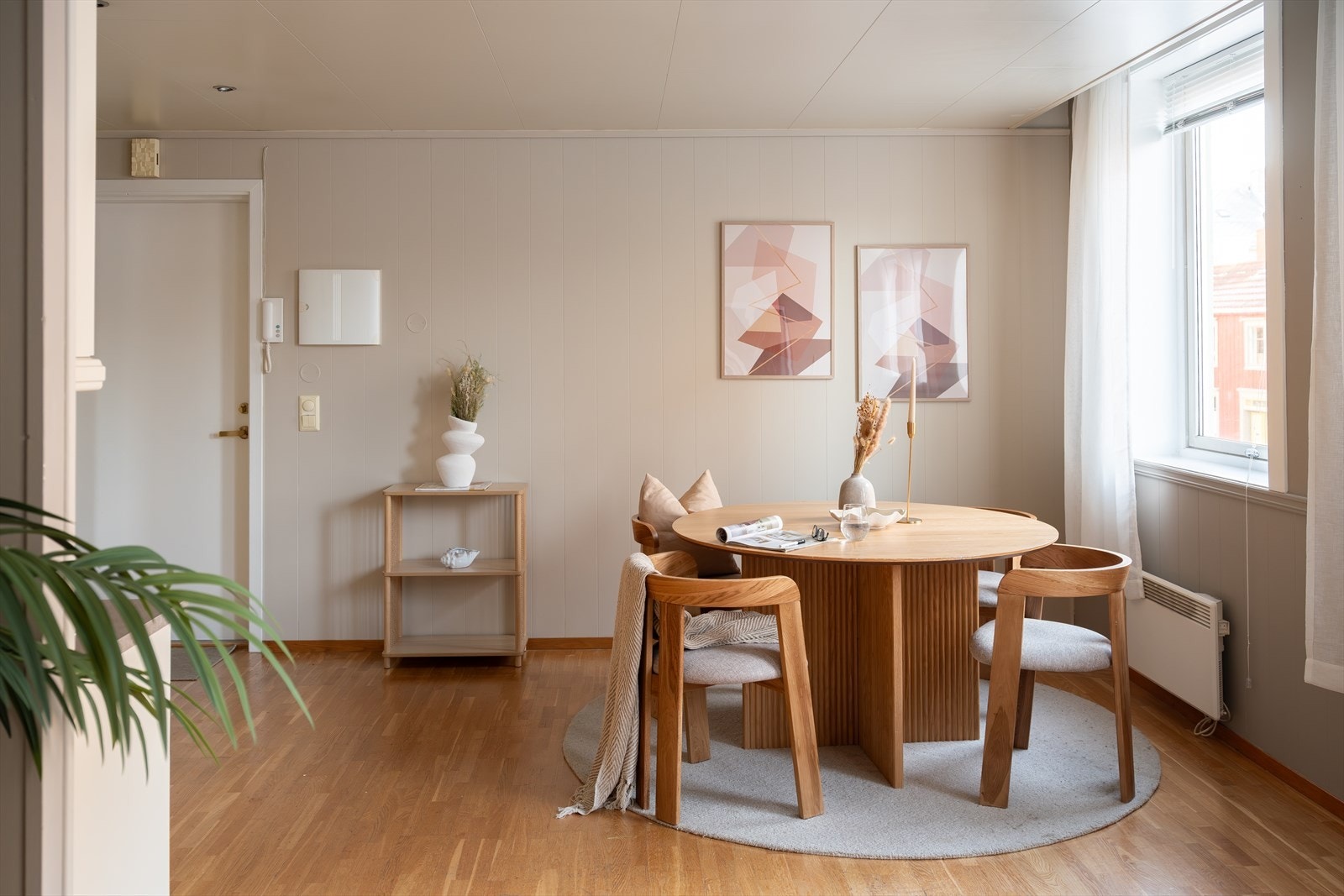 Stue og kjøkken strekker seg over hele 27,6 m², leiligheten oppleves svært romslig med mye dagslys. Overflater er behandlet i 2025/2026, med et tidløst og delikat fargevalg. Leiligheten er smakfull. Galleribilde