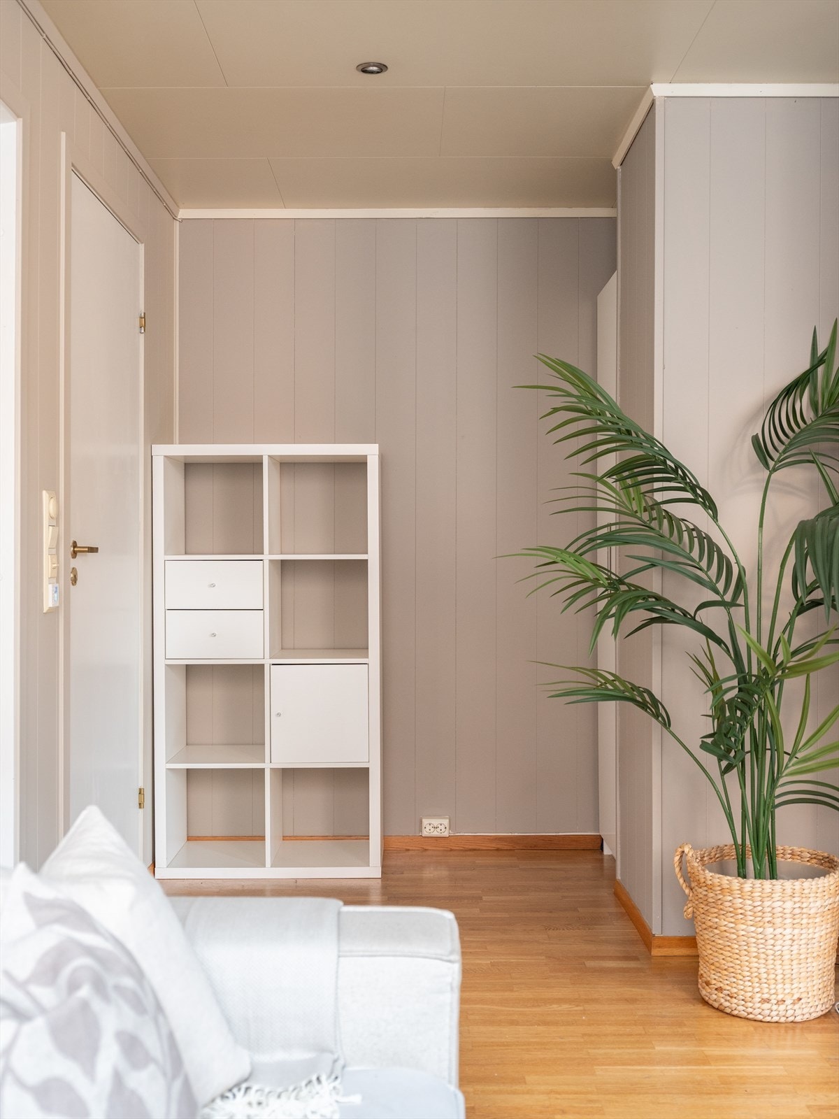 Overgang vegg til himling er utført i klassisk stil med pent listverk. Galleribilde