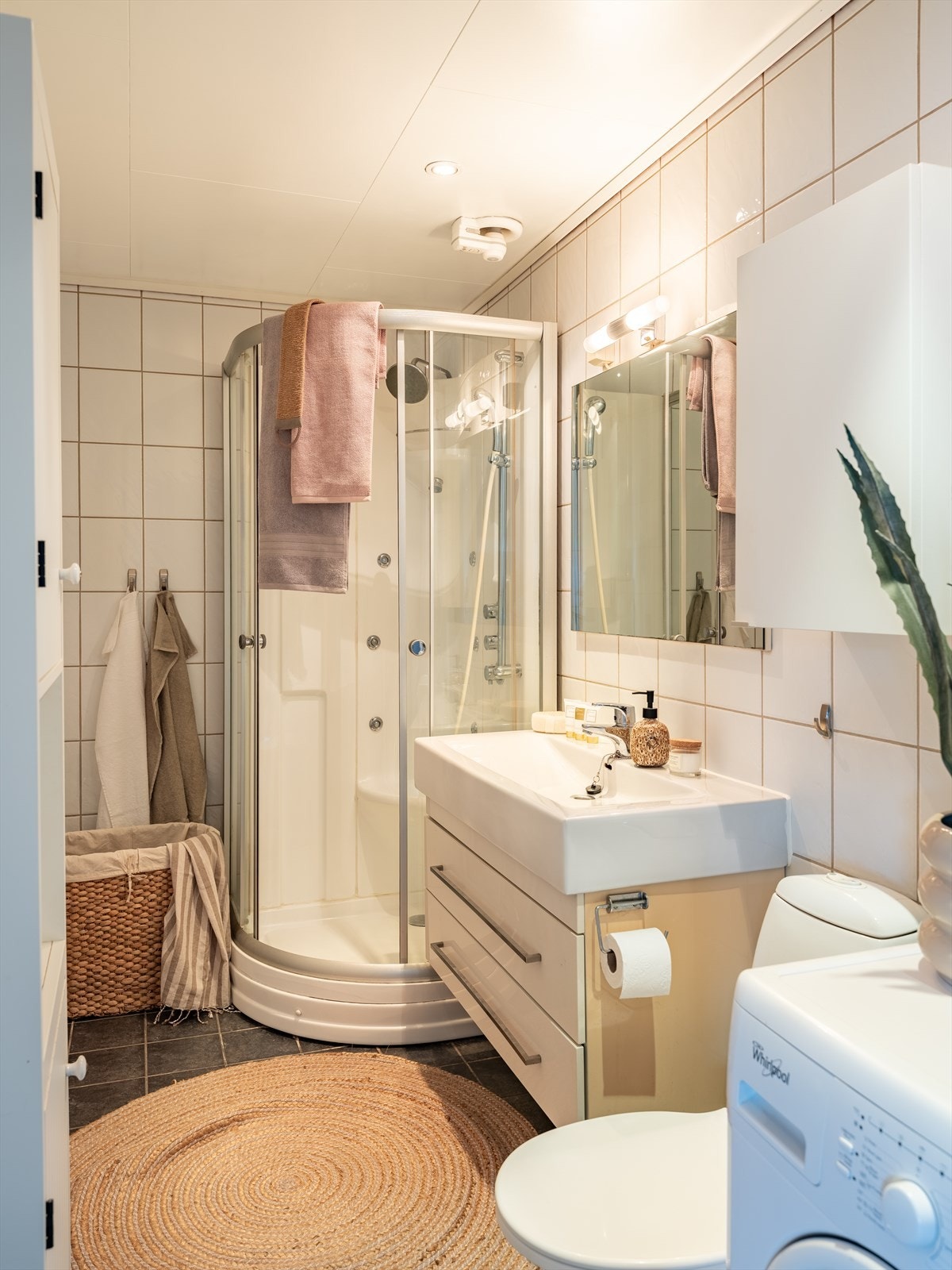 Varme i gulv, opplegg for vaskemaskin og mekanisk avtrekk følger med. Galleribilde