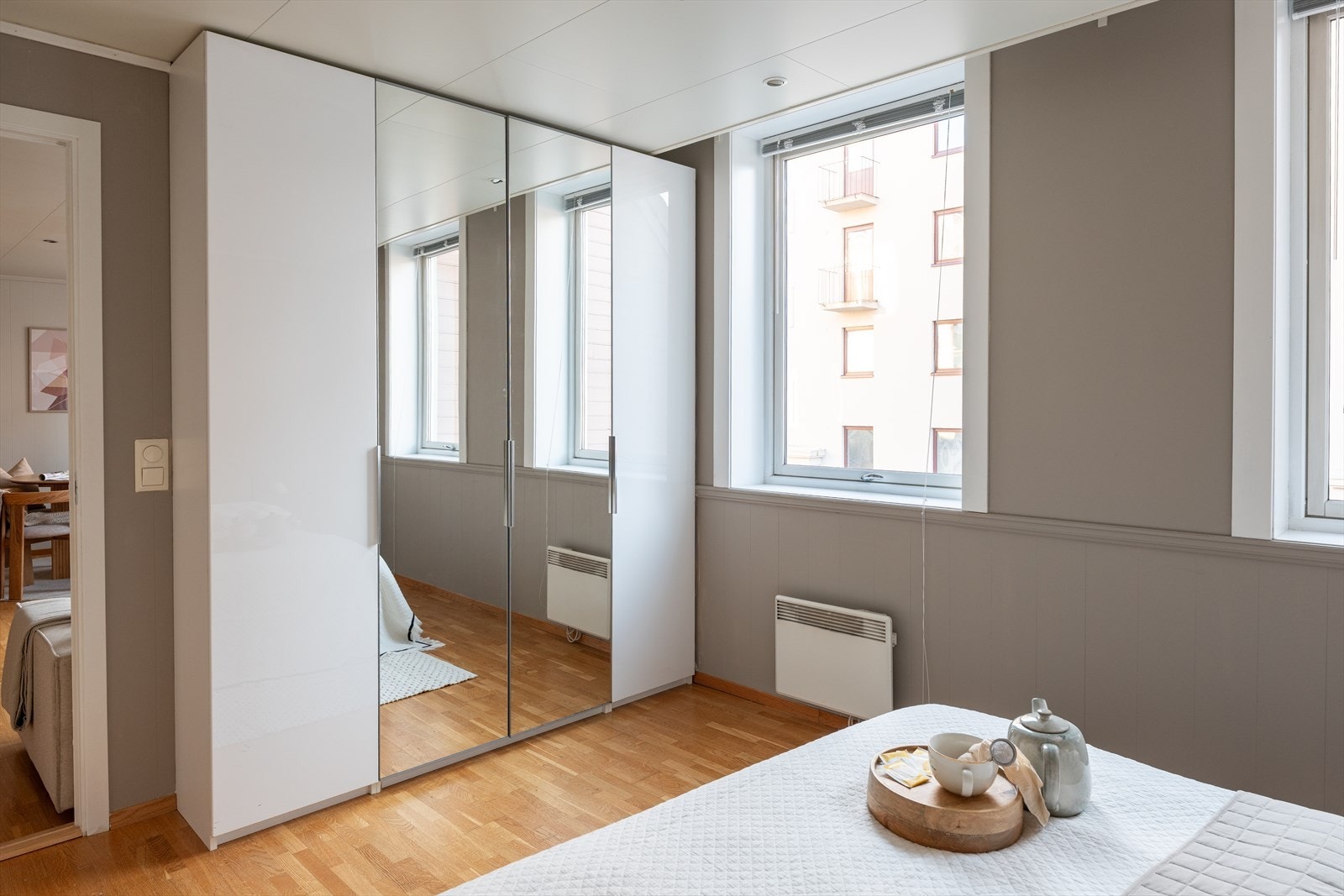 Soverommet er faktisk på gode 12,8 m², og har plass til mye garderobe. Galleribilde