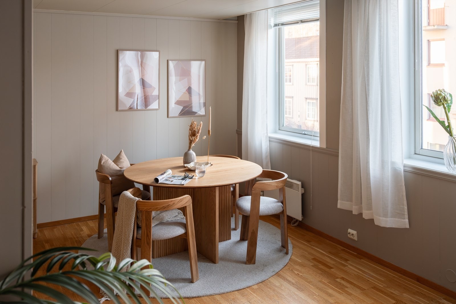 Boligkomplekset har heis. Du bor med moderne kvaliteter i et idylisk nabolag. Felleskostnadene er lave, og vedtatt redusert f.o.m. september 2026. Galleribilde