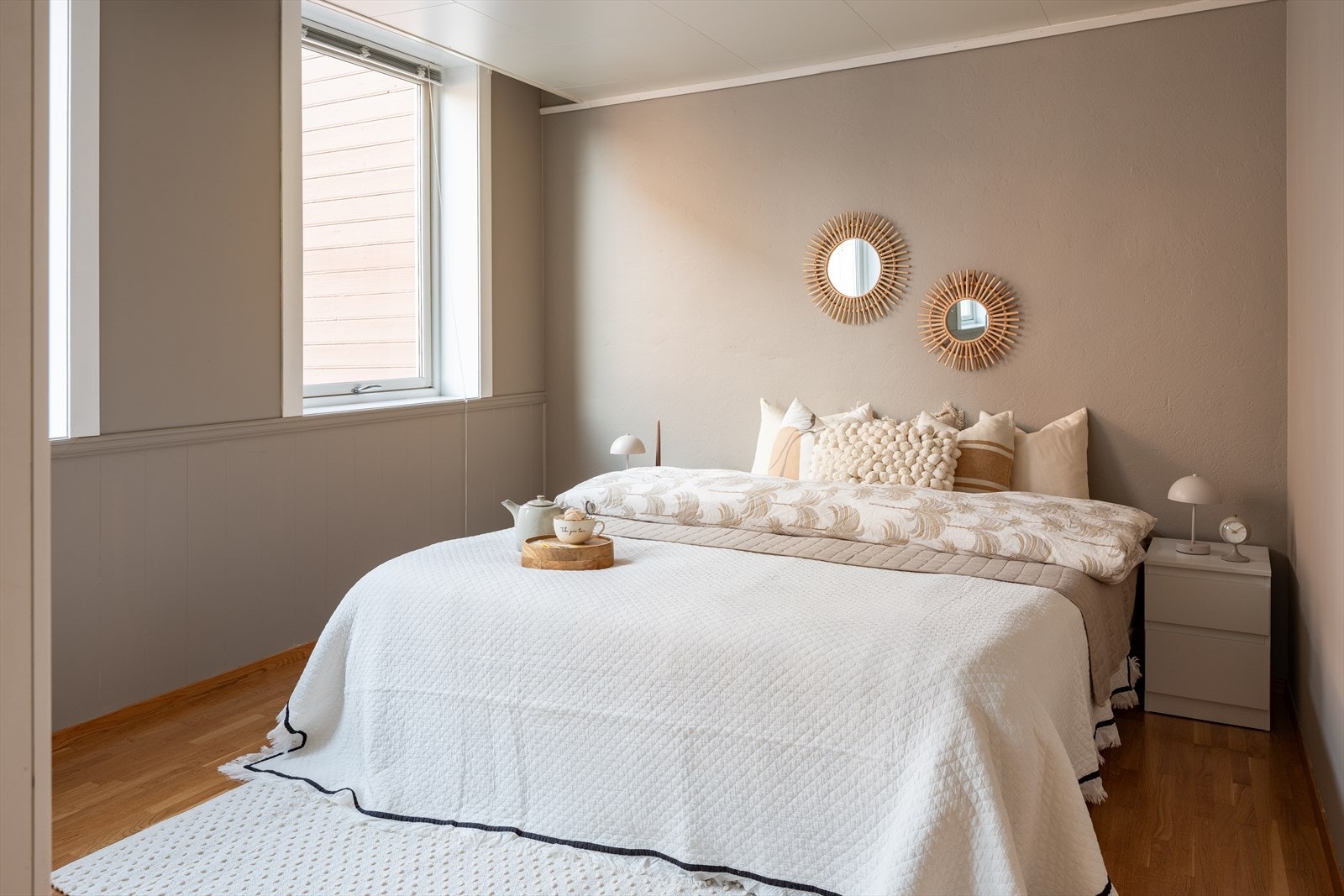 Romslig soverom i et meget delikat fargevalg. Malt i 2025. Galleribilde