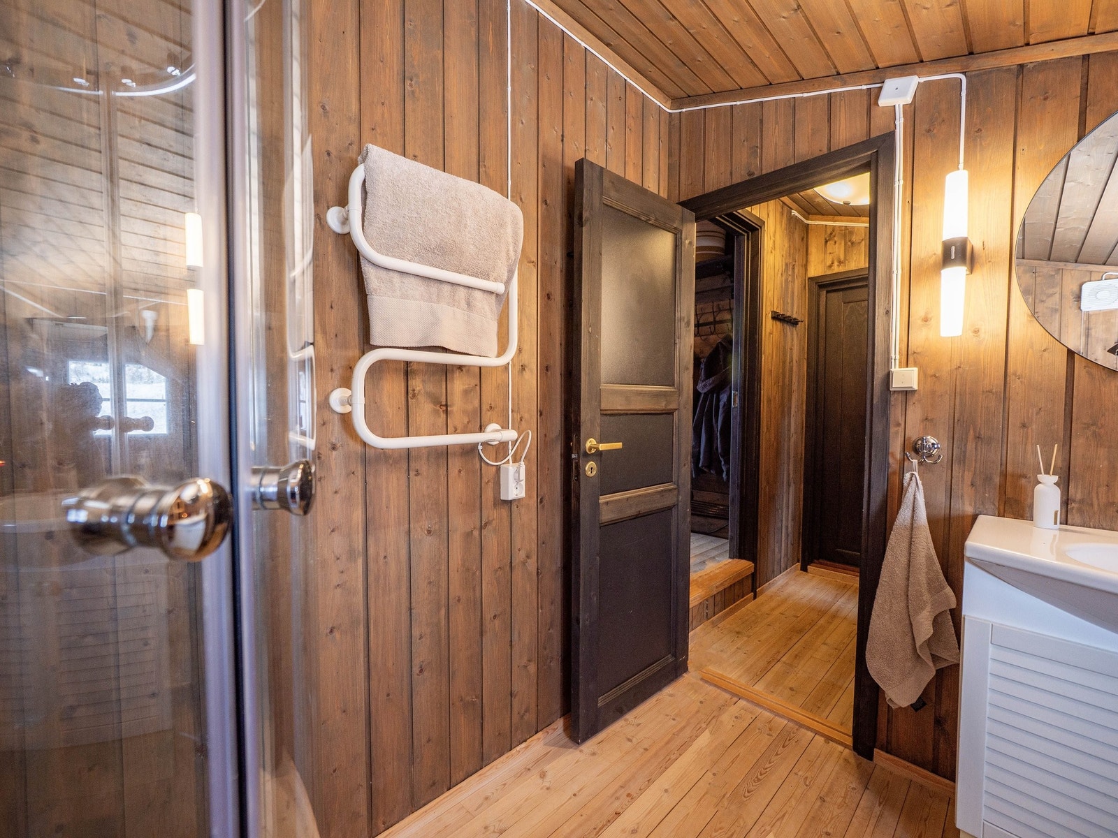 Funksjonelt og romslig bad Galleribilde