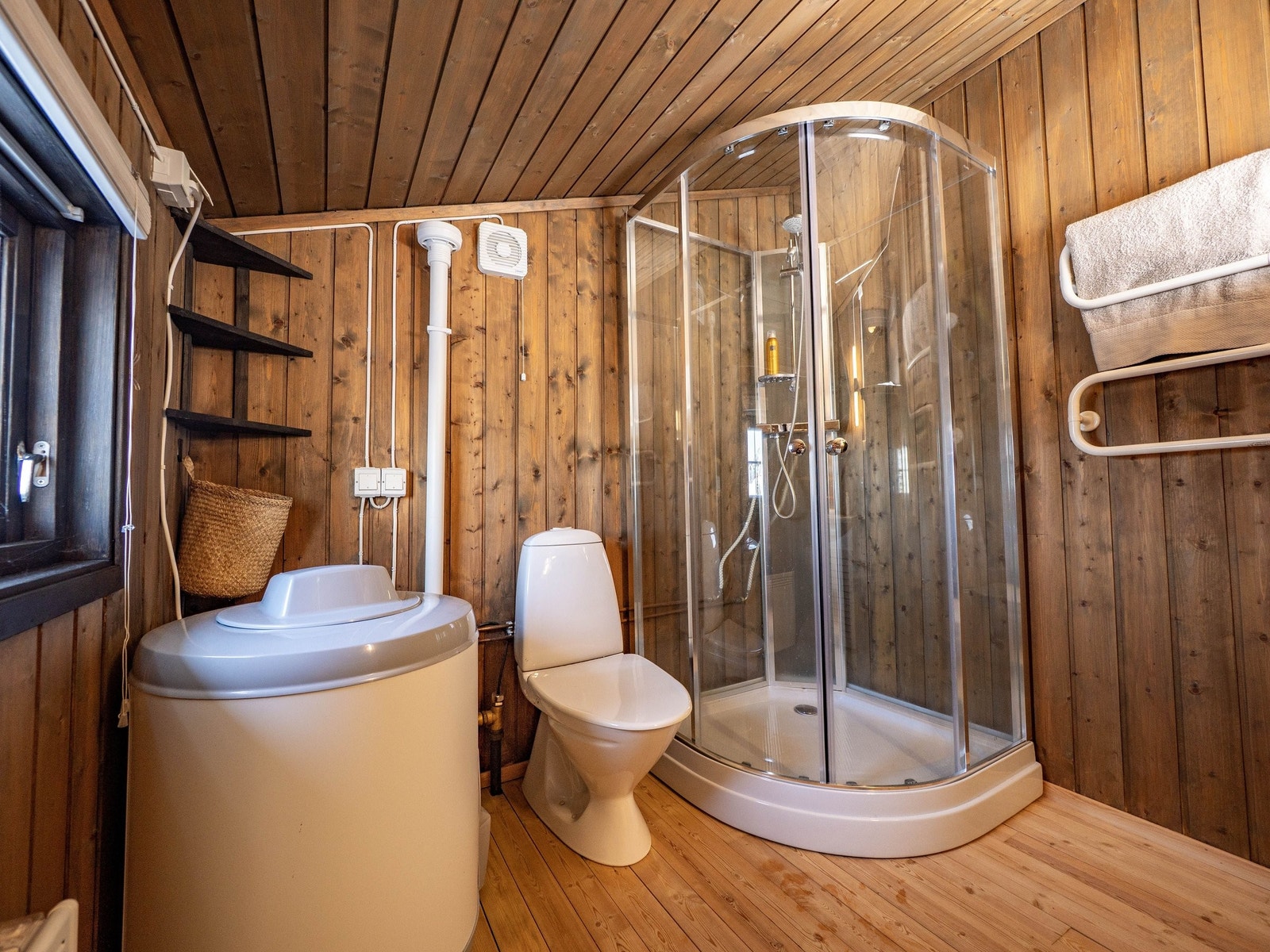 Funksjonelt og romslig bad Galleribilde