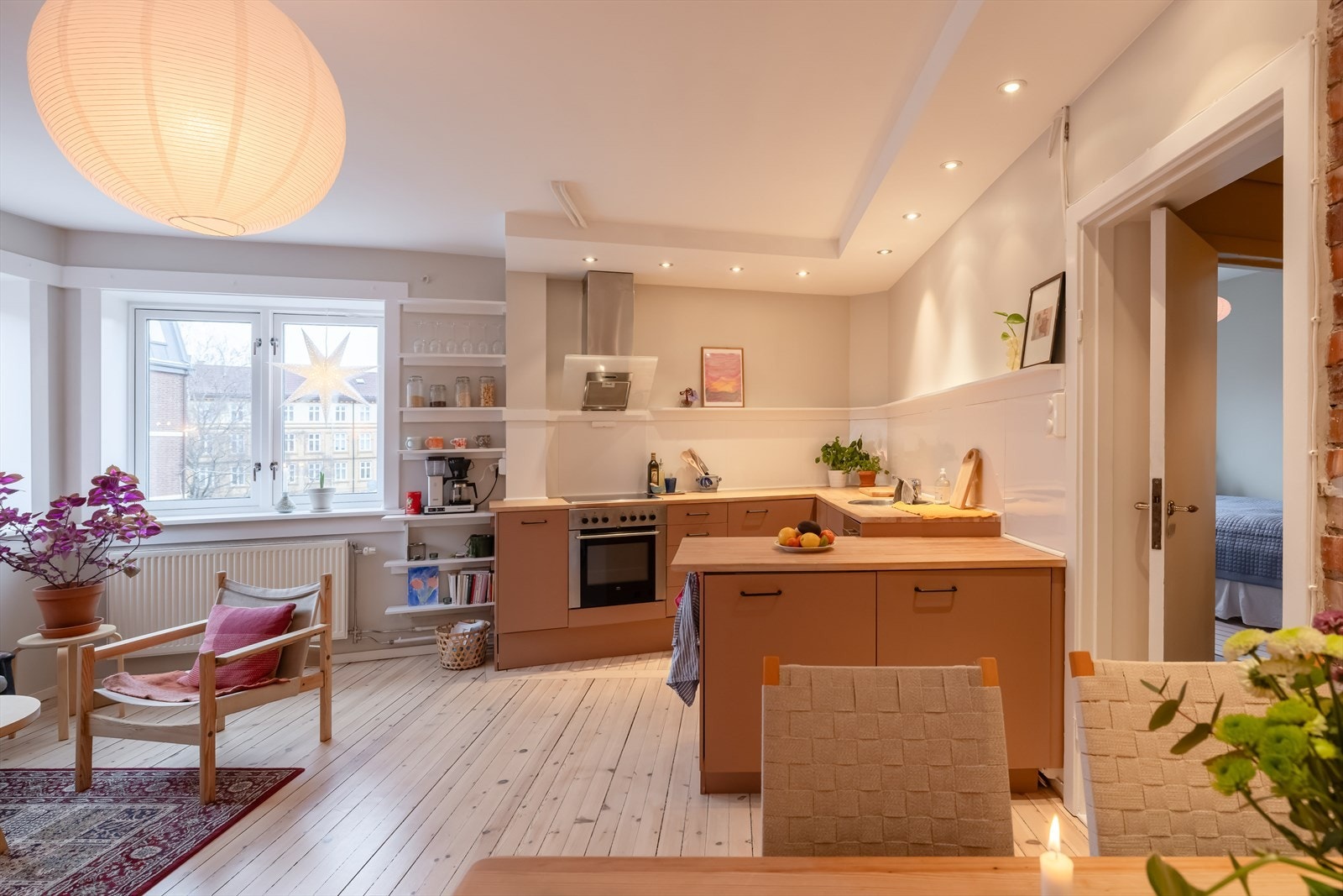 Den åpne løsningen gjør kjøkkenet til en integrert del av oppholdsrommet. Galleribilde