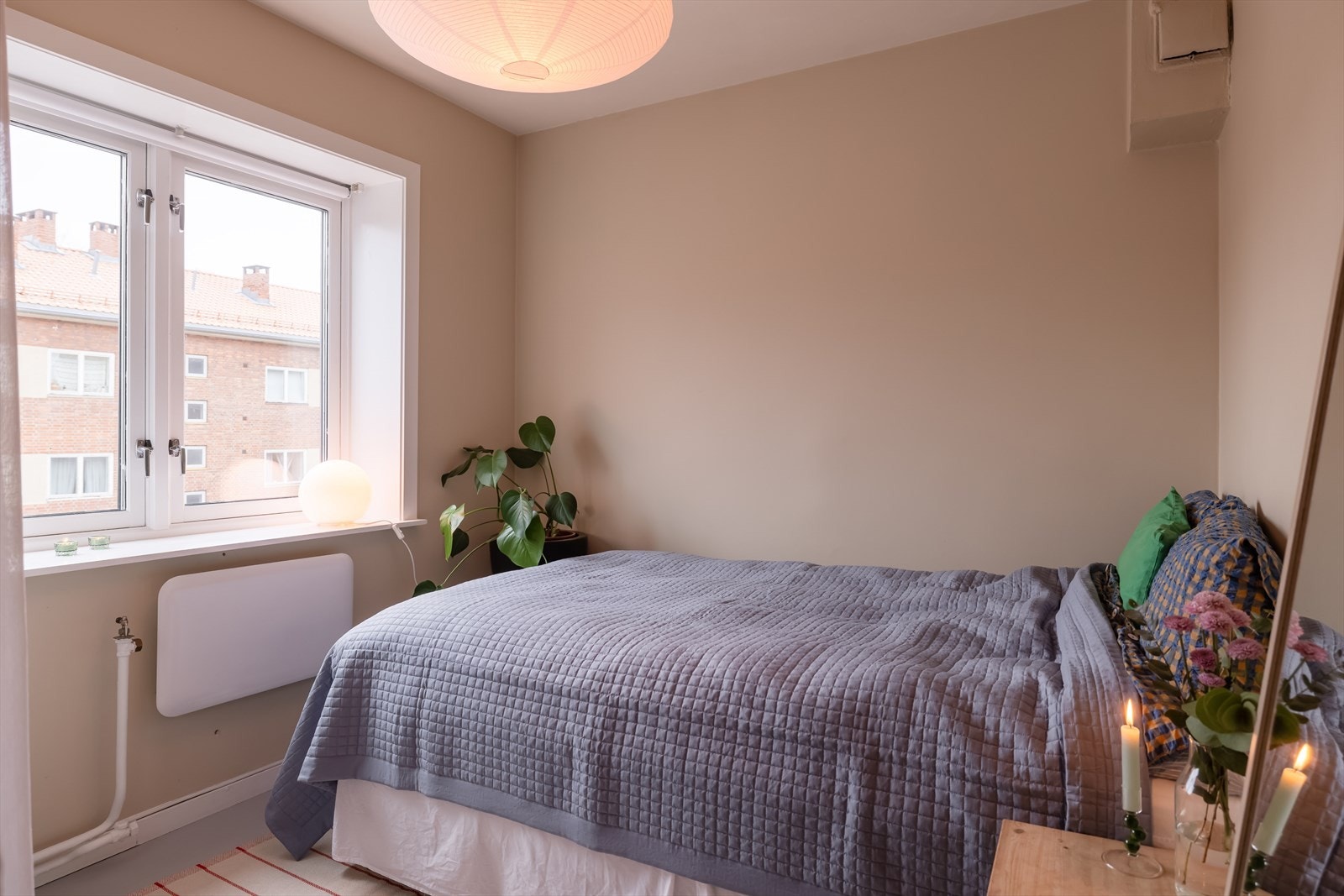 På soverommet er det god plass til seng med tilhørende møblement, samt garderobeskap som medfølger i salget. Galleribilde