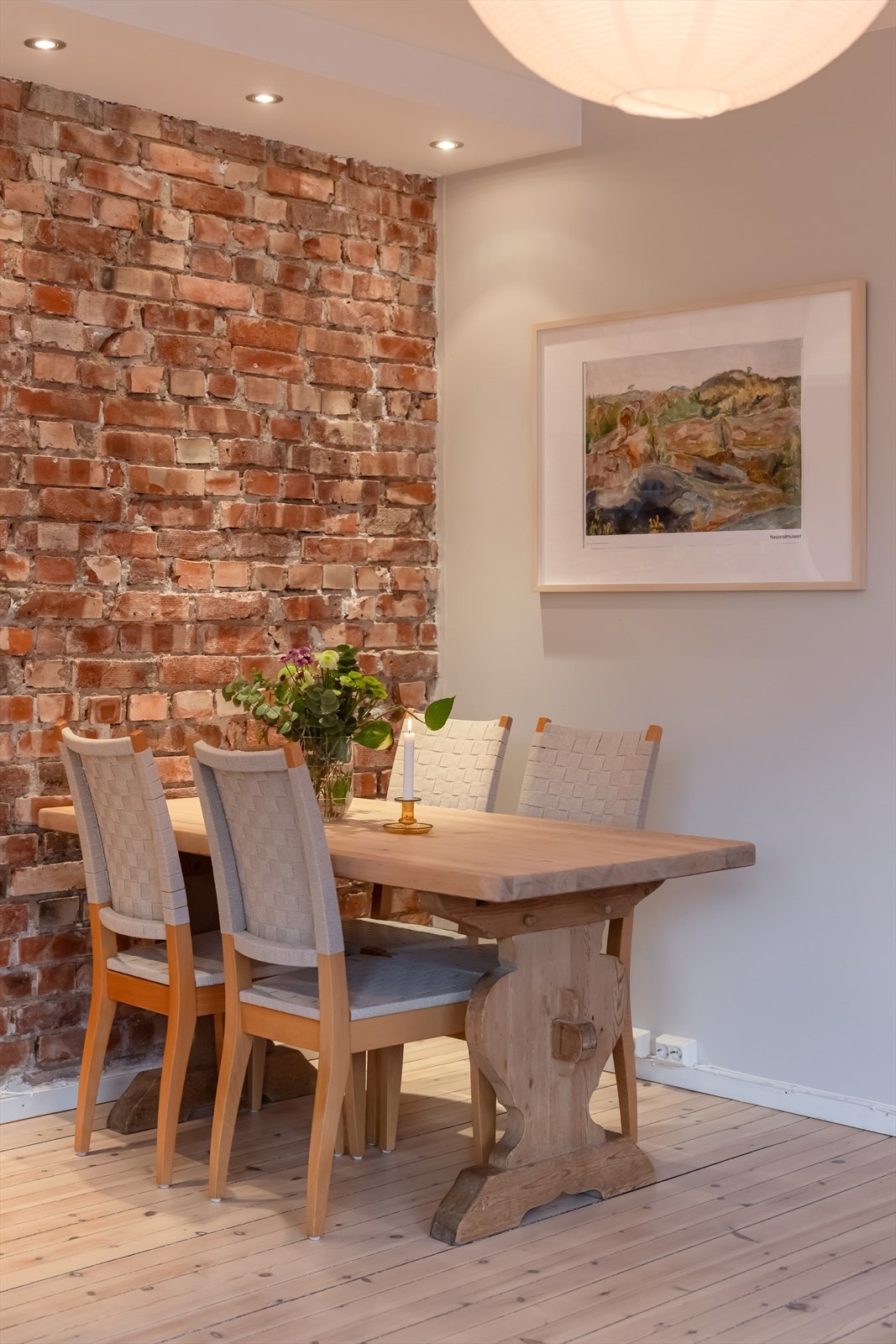 Downlights i taket gir god og fin belysning over spiseplassen. Galleribilde