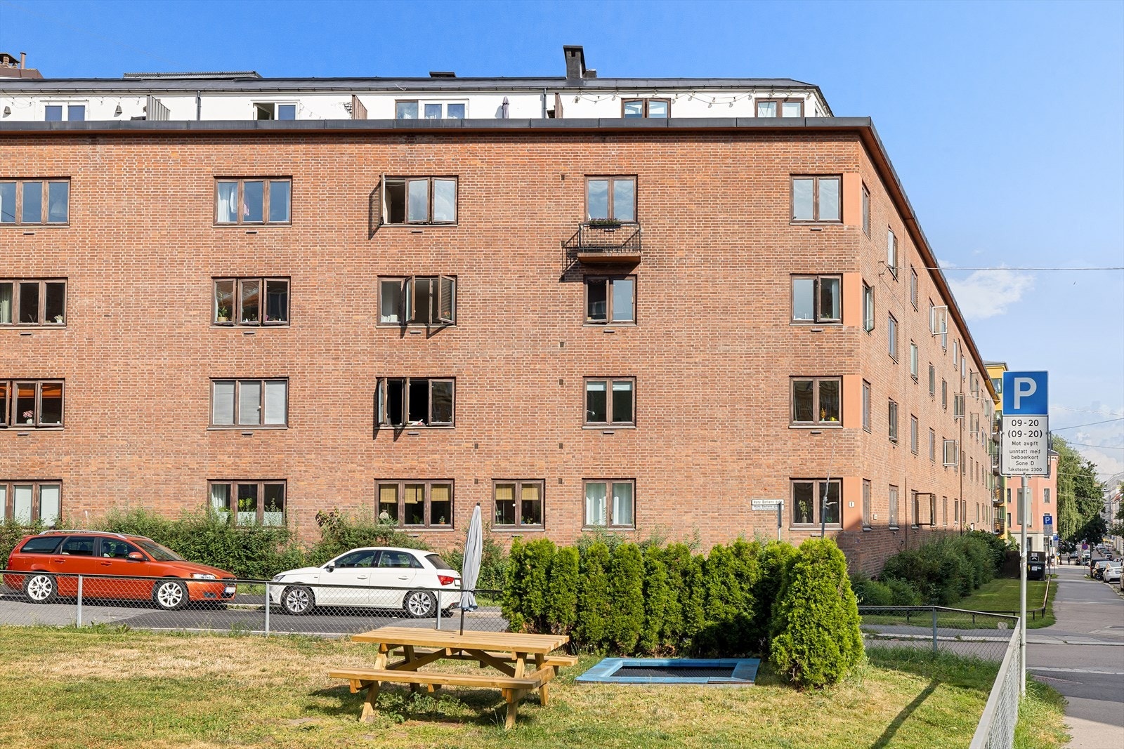 Beliggenheten er sentral, men samtidig tilbaketrukket og rolig i en blindgate. Galleribilde