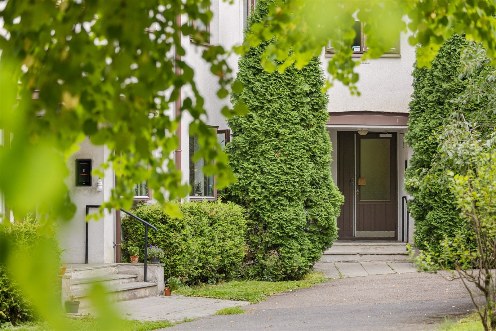 Inngangspartiet til bygården er velholdt og innbydende. Galleribilde
