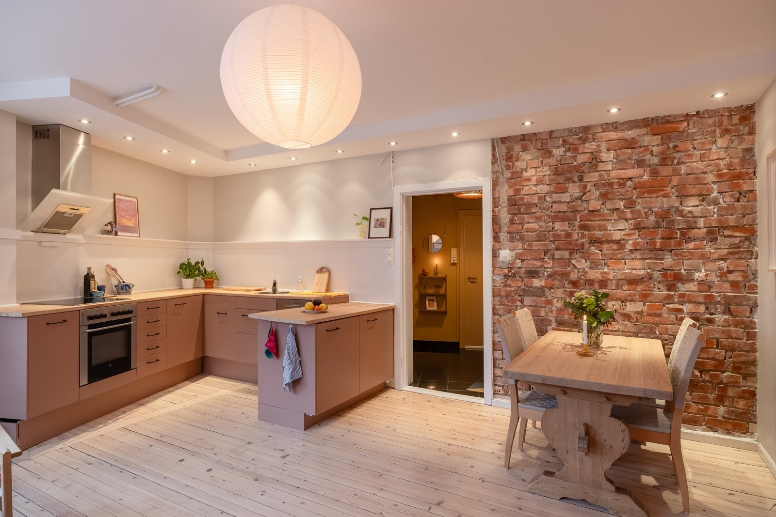 Leiligheten består av: Entrè/gang, åpen stue-/kjøkkenløsning med plass til spisestue, soverom og bad. Galleribilde