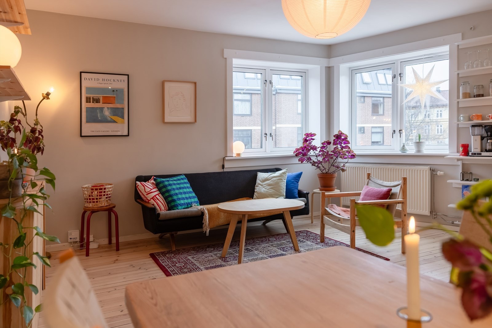 Store vinduer i to retninger gjør rommet åpent og luftig. Galleribilde