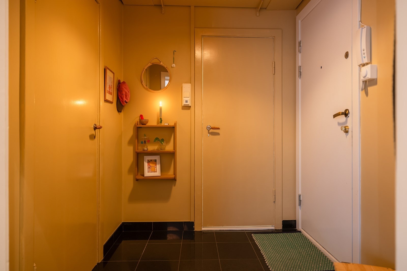 Praktiske løsninger for oppheng og oppbevaring i inngangspartiet. Aksjelaget har byttet callinganlegget til ett som er koblet mot mobil. Galleribilde