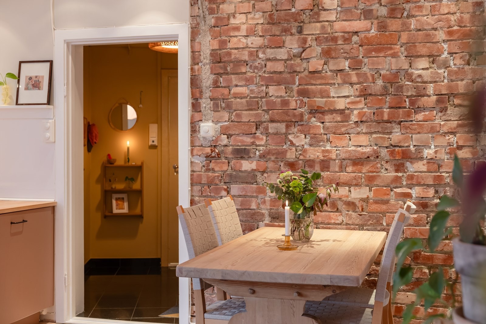 Den eksponerte murveggen er et gjennomgående designelement i rommet. Galleribilde