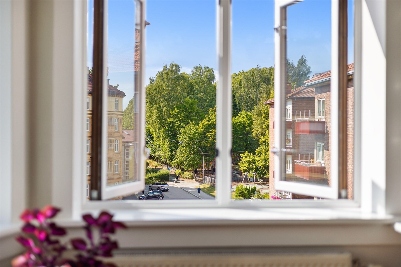 Fra vinduene har man en hyggelig utsikt over nærområdet. Her fra sommertid. Galleribilde