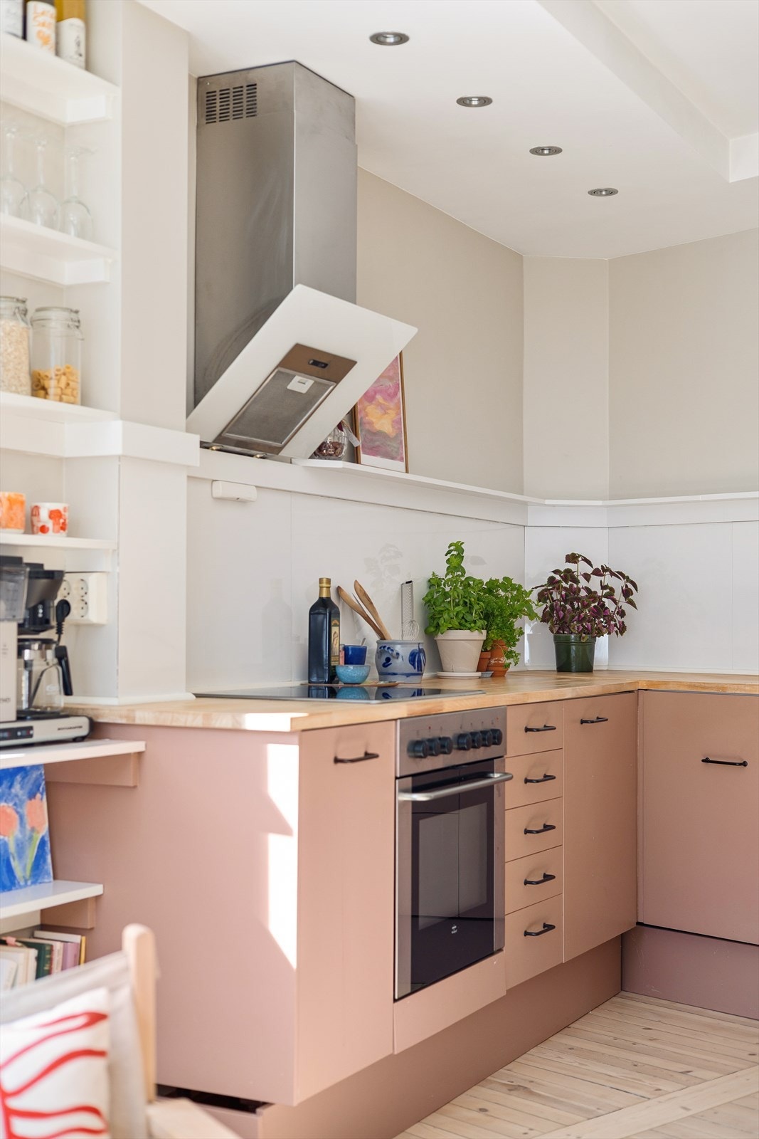 Kjøkkenet har integrert stekeovn, platetopp, oppvaskmaskin, samt kjøleskap og fryser. Disse følger alle med i salget. Galleribilde