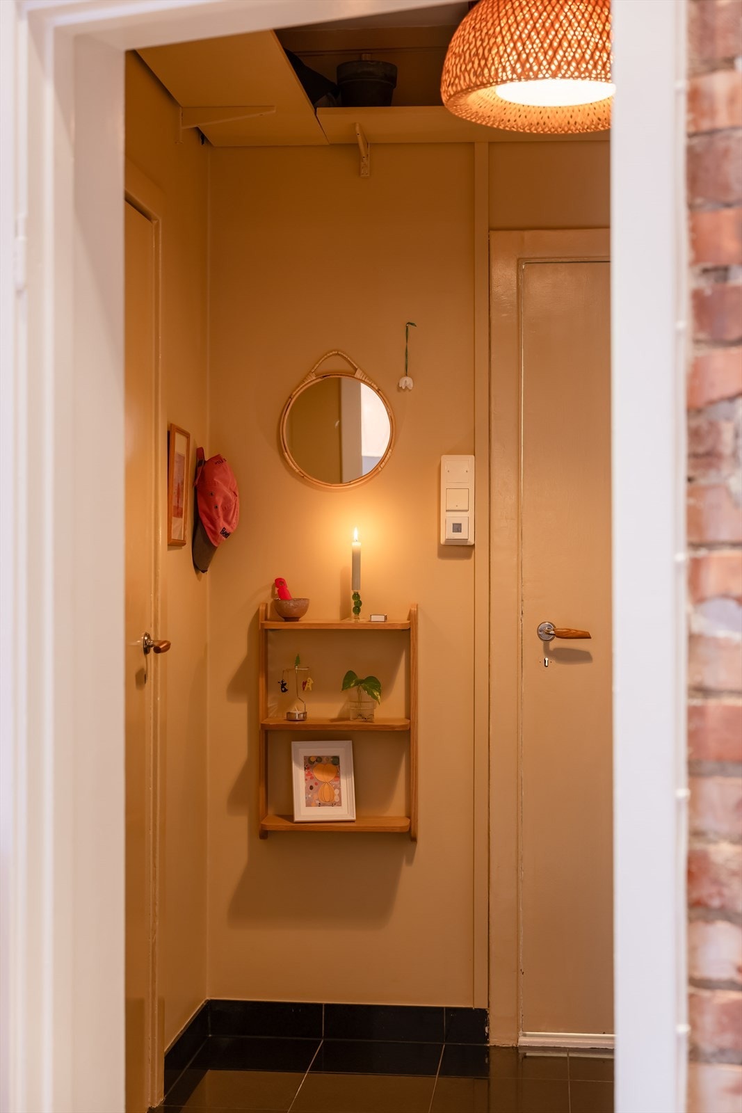 Boligen er ellers pent og tidsriktig malt i pene fargetoner. Galleribilde