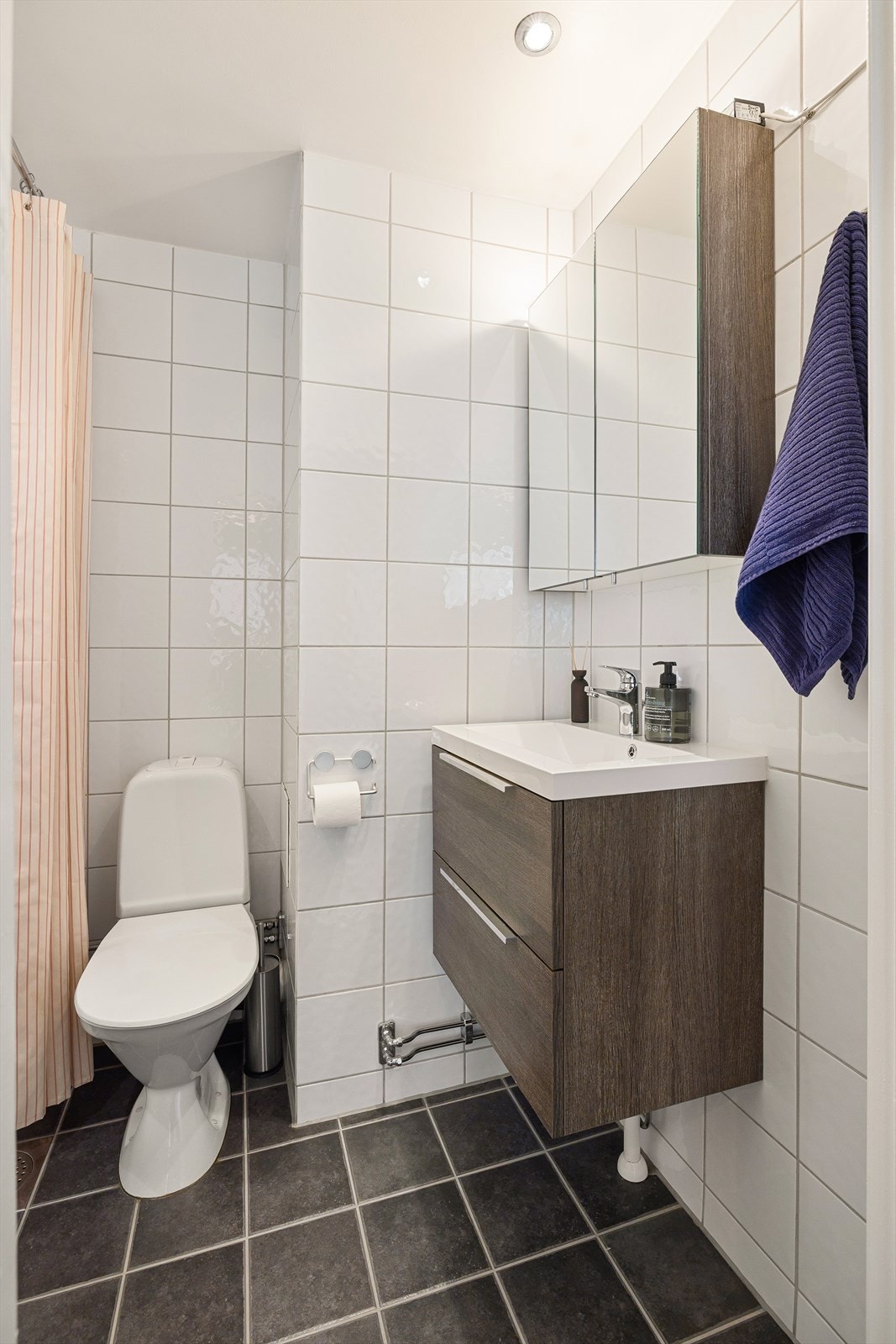 Pent, flislagt bad fra 2004 oppusset i regi av aksjelaget. På badet er det laget opplegg for vaskemaskin. Om man ikke vil benytte seg av det, er det også fellesvaskeri i kjeller. Badet fikk også nye spotter i 2025 (utført av elektriker) Galleribilde