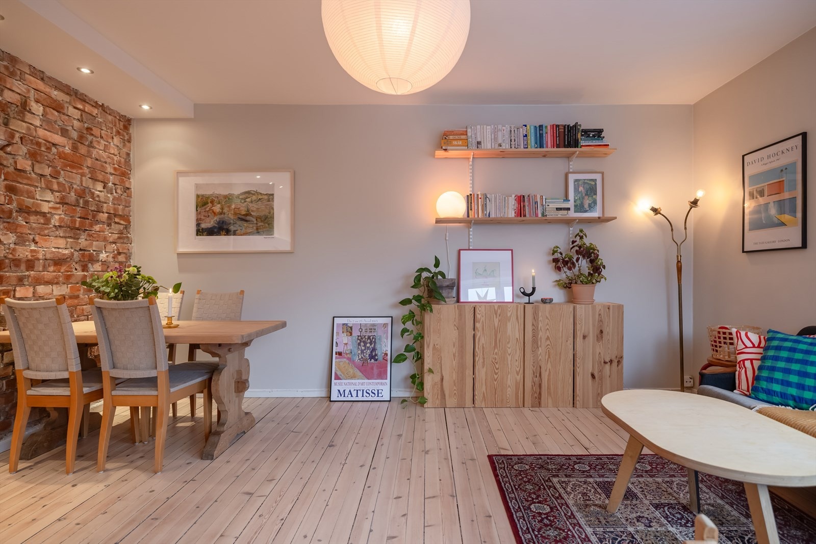 Spiseplassen er naturlig plassert mellom stue og kjøkken. Galleribilde