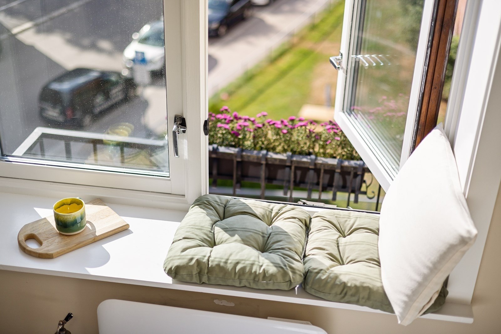 I tilknytning til soverommet har man videre utgang til en hyggelig brannbalkong. Alle vinduene har dype vinduskarmer til både planter og pynt. Galleribilde