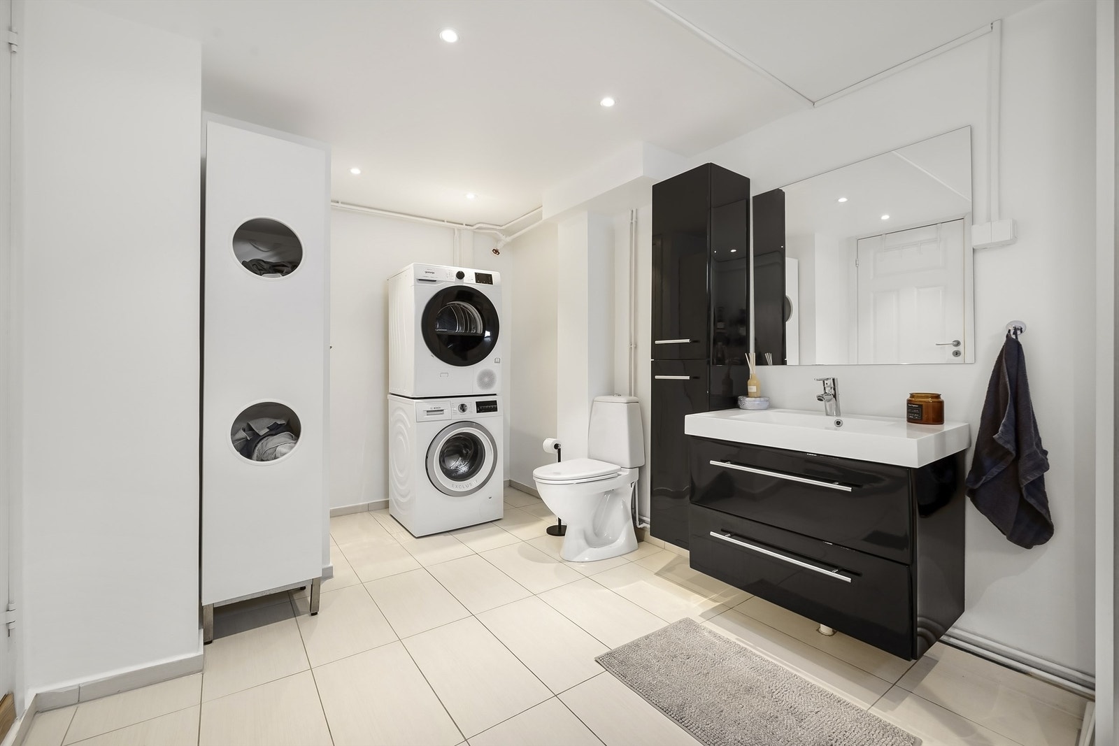 Bad i kjelleren kombinert med vaskerom. Varmekabler i gulvet og downlights. Varmtvannsbereder står i eget kott i hjørnet. Galleribilde