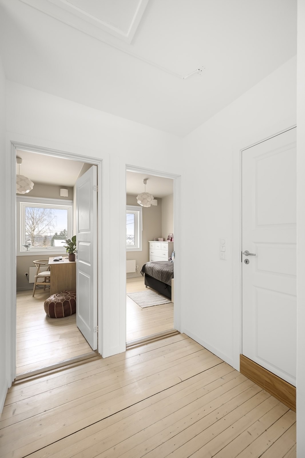 Etasjen består av 3 soverom, bad og entré. Galleribilde