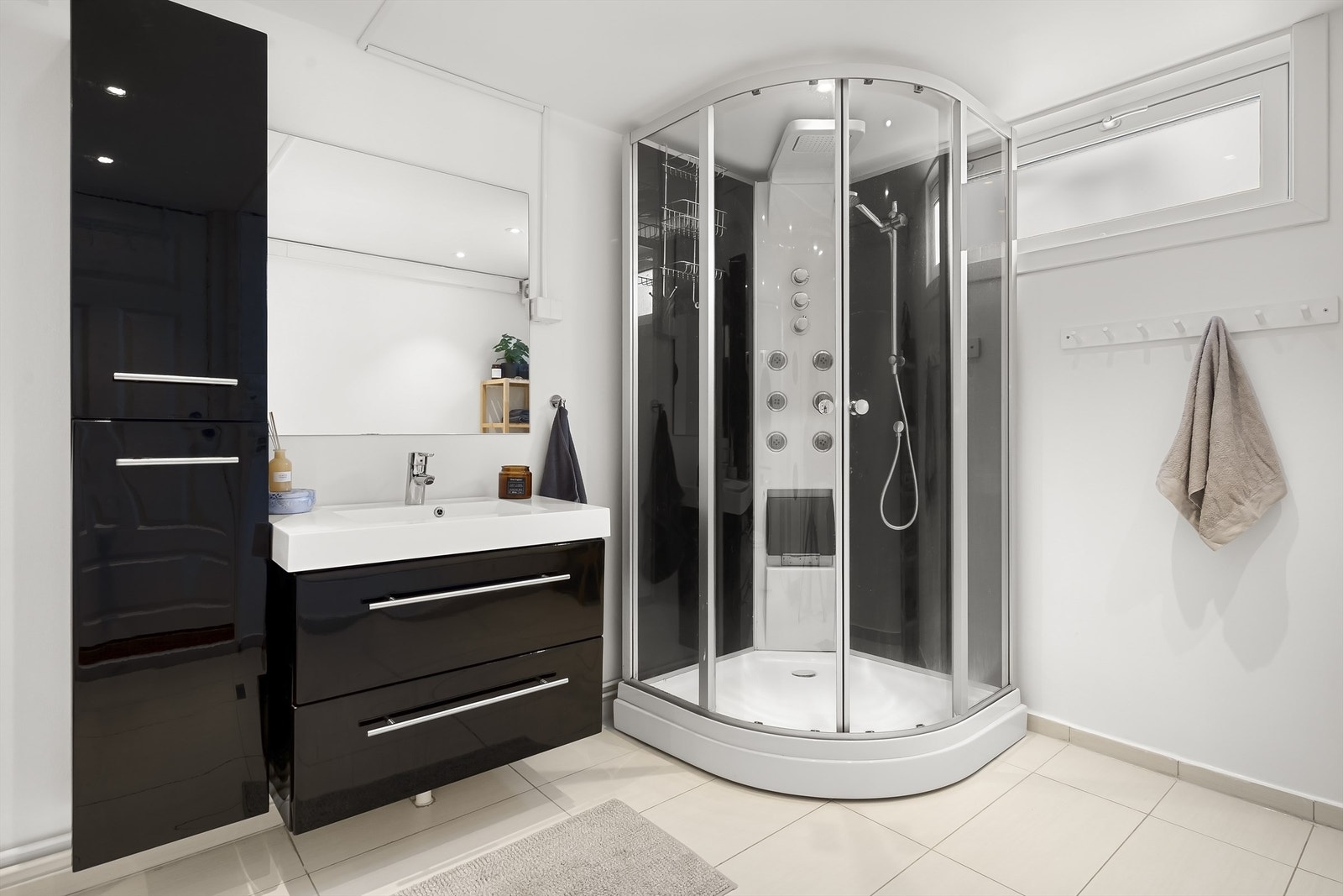 Praktisk dusjløsning med kabinett. Galleribilde