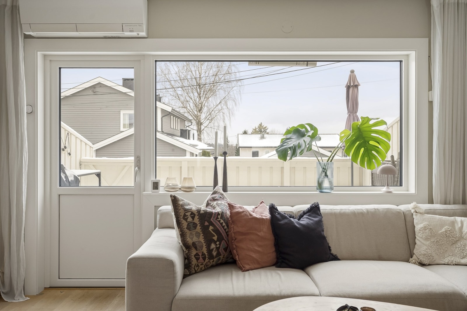 Hyggelig og usjenert utsyn fra stuen. Galleribilde