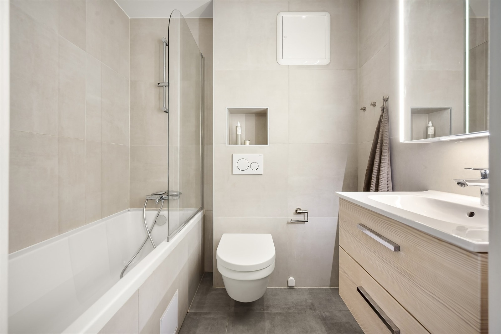 Flott bad fra 2016 med tidsriktig og moderne utførelse. Galleribilde