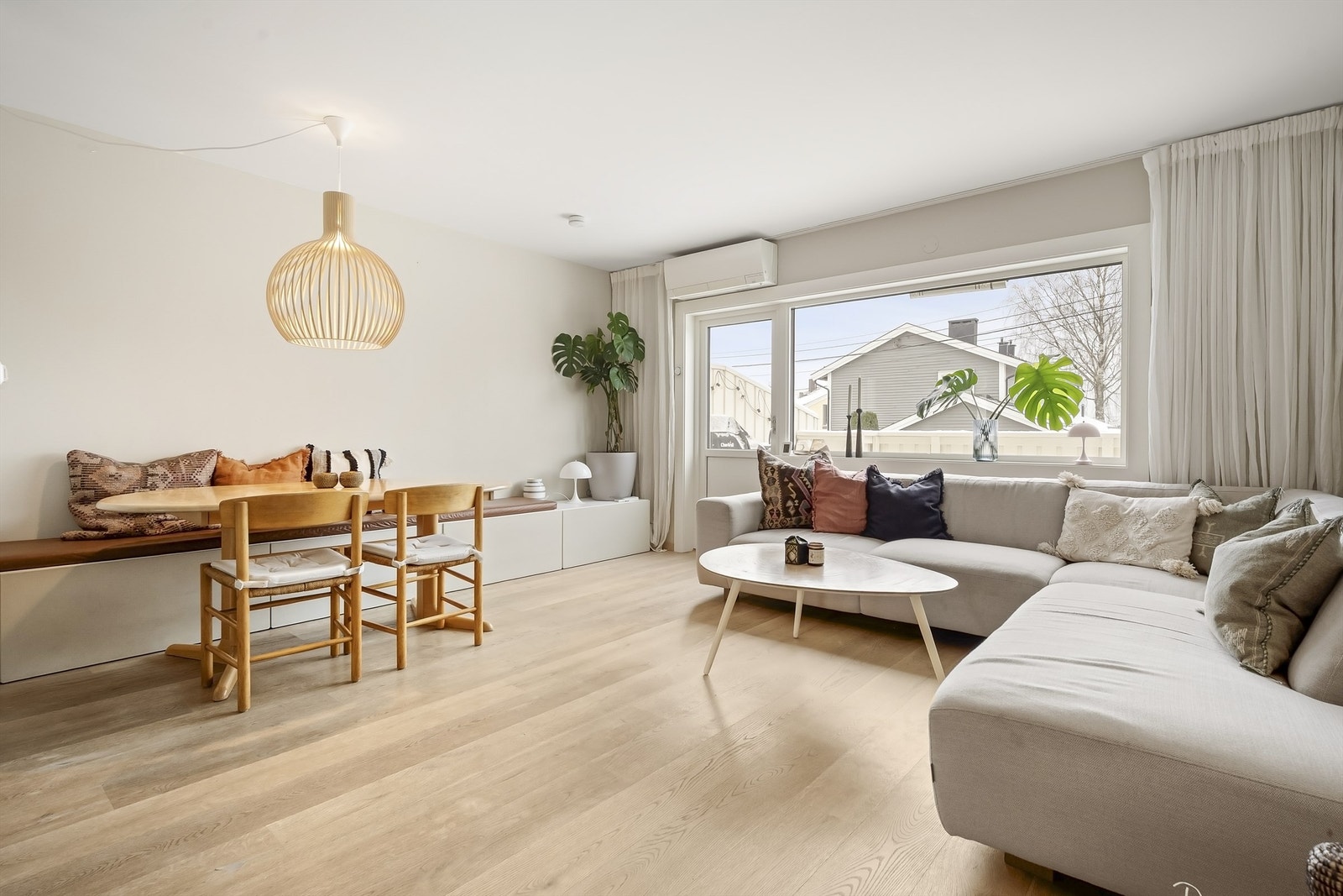 Vinduene og balkongdøren i etasjen er skiftet i 2024. Galleribilde