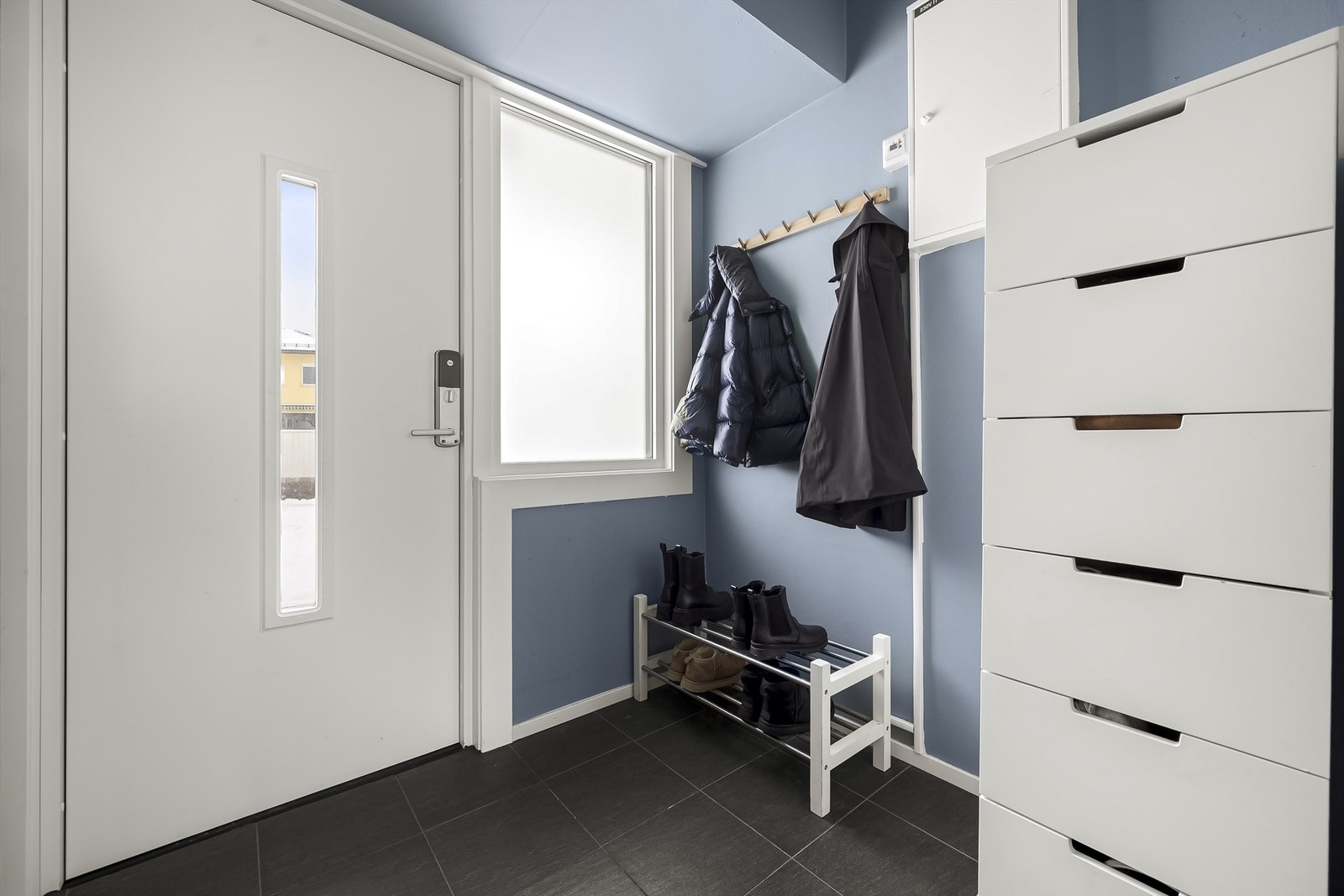 God plass til diverse oppbevaring av yttertøy i entréen. Varmekabler i gulvet. Galleribilde