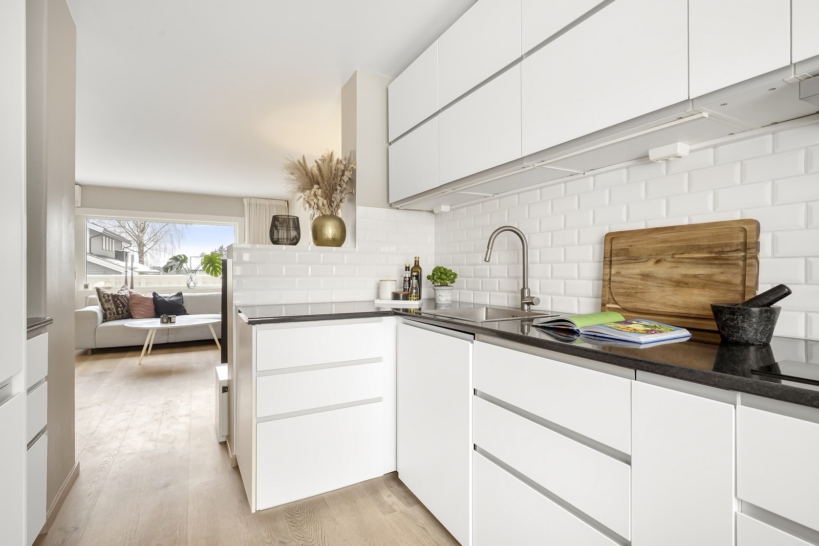 Både stikkontakter og underskapsbelysning er installert. Galleribilde