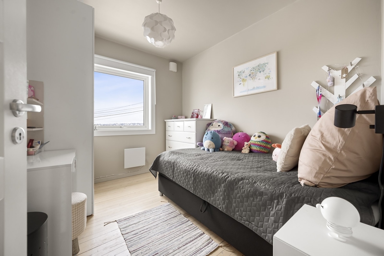 Soverom 2 og 3 venter mot vest og har et fint utsyn mot Østensjøvannet og Abildsø. Galleribilde