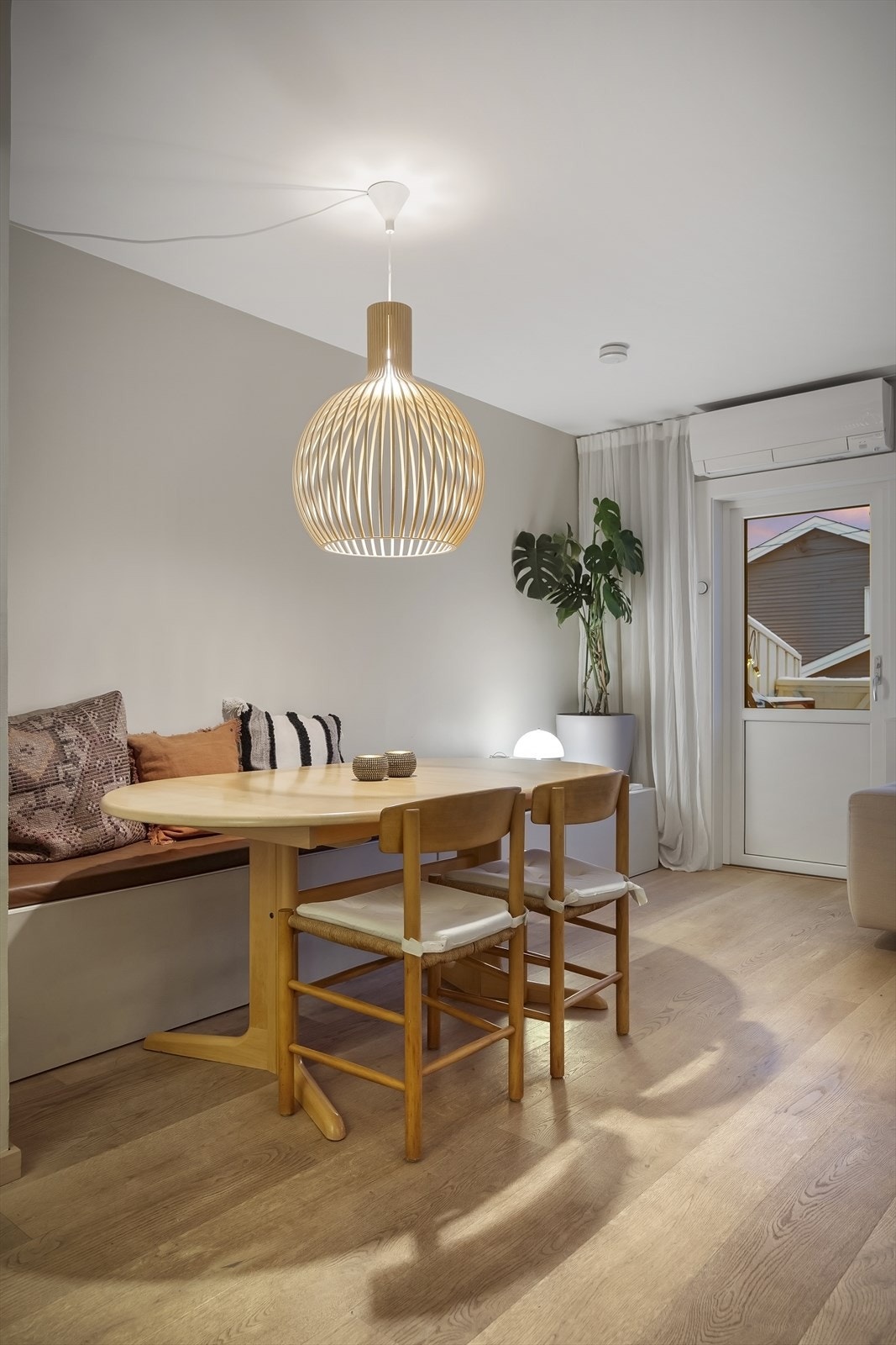 God plass til et spisebord for hele familien. Galleribilde