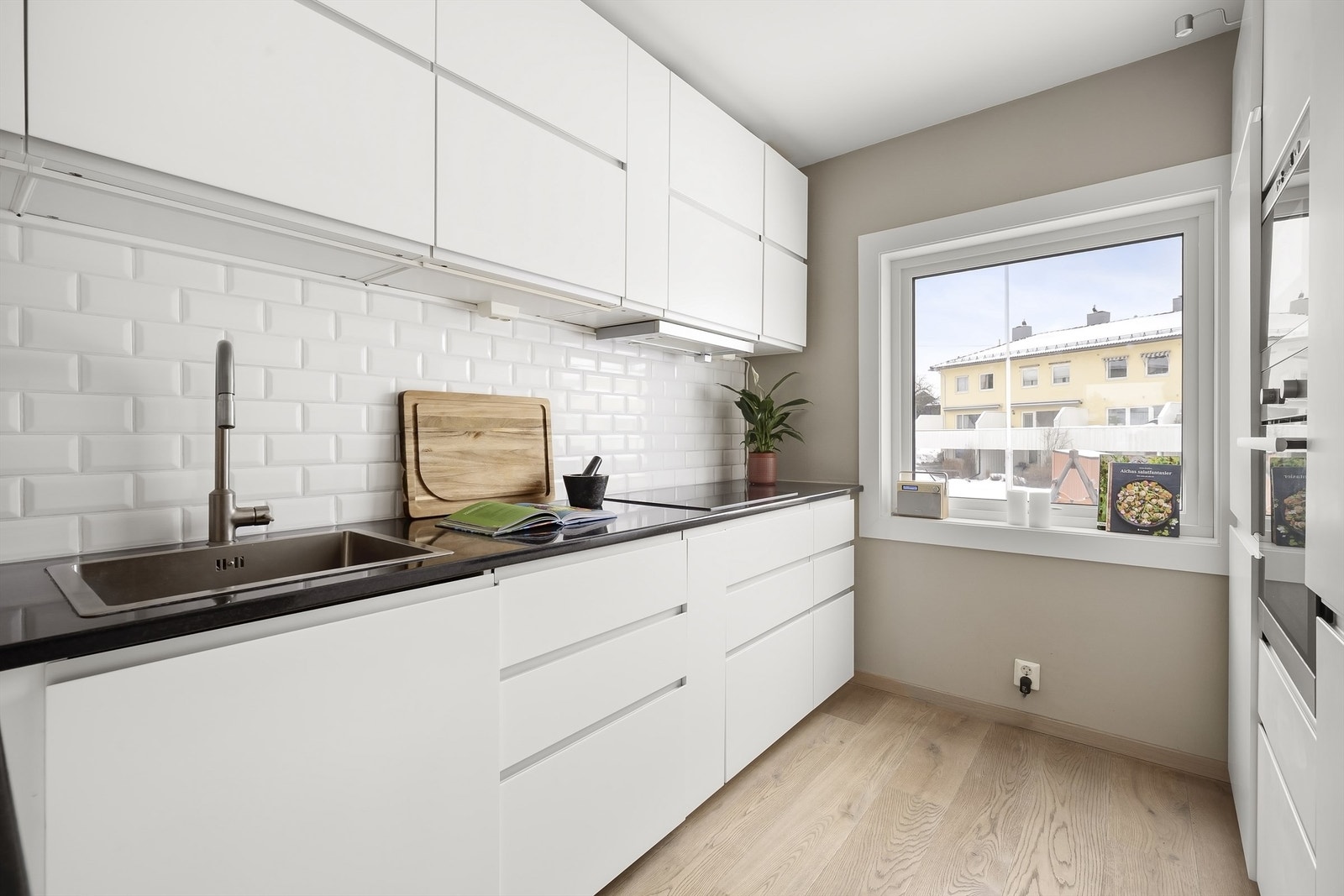 Her er det svært godt med både skap- og benkeplass. Galleribilde