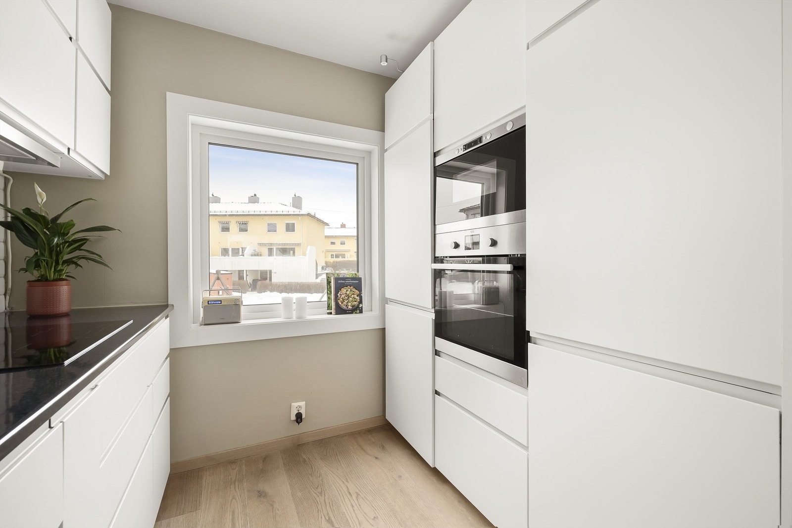 Fra kjøkkenet er det utsyn rett på fellesarealene og lekeplassen. Galleribilde