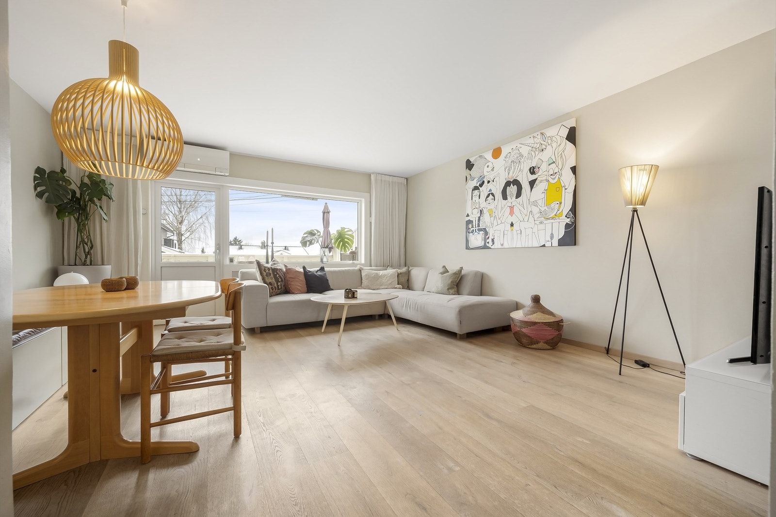 Stuen er lys og luftig, med store vindusflater mot vest og lyse fargevalg på overflater. Galleribilde