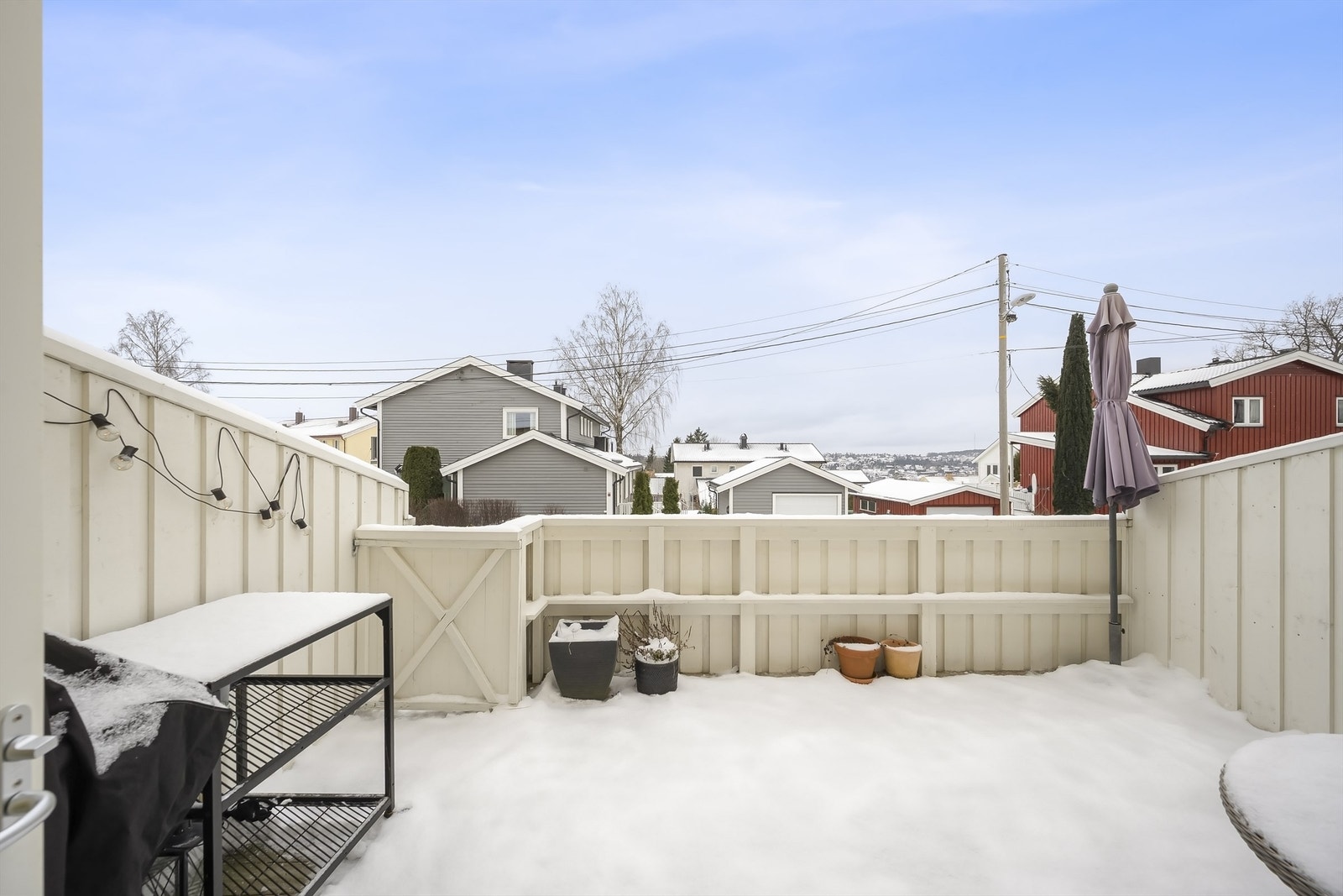 Fra stuen er det utgang til en solrik terrasse på hele 17 kvm. Galleribilde
